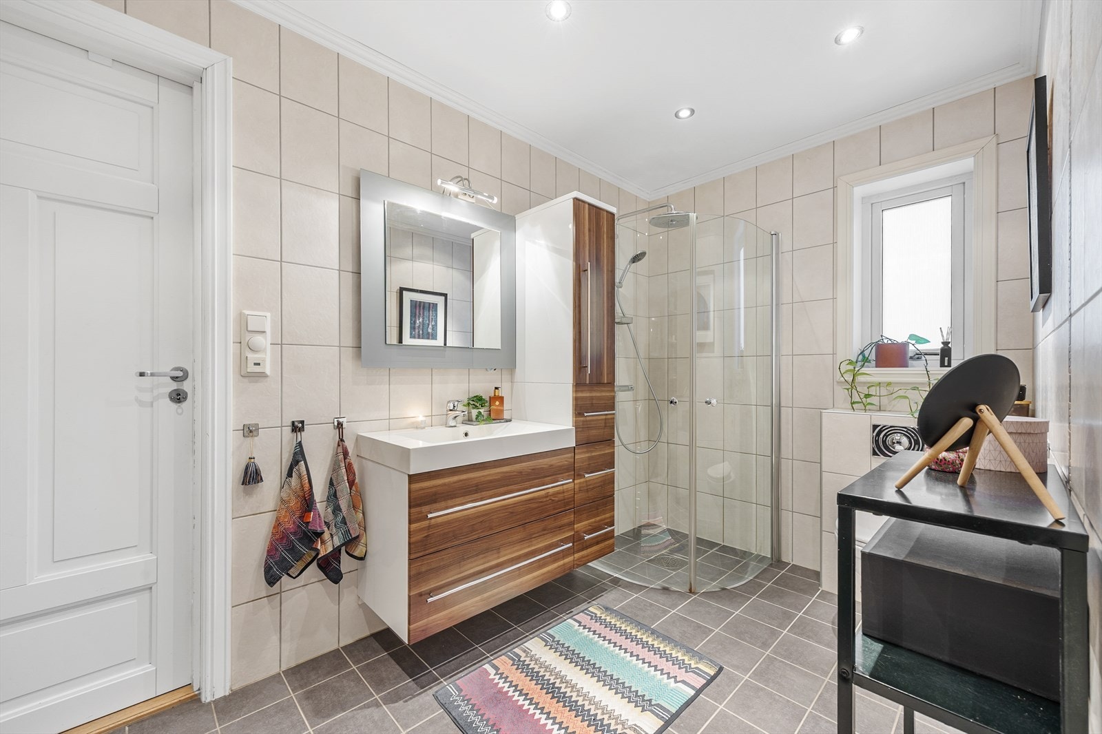 Baderom med flislagte overflater og varmekabler i gulv. Galleribilde