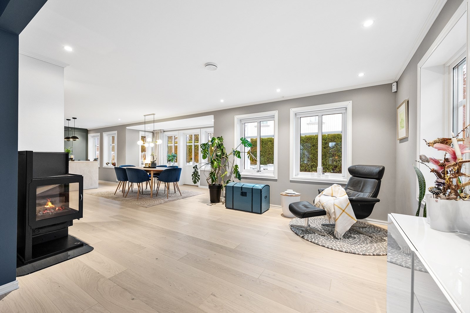 Vindusflatene er store og mange og sørger for rikelig med naturlig lys til rommet. Galleribilde