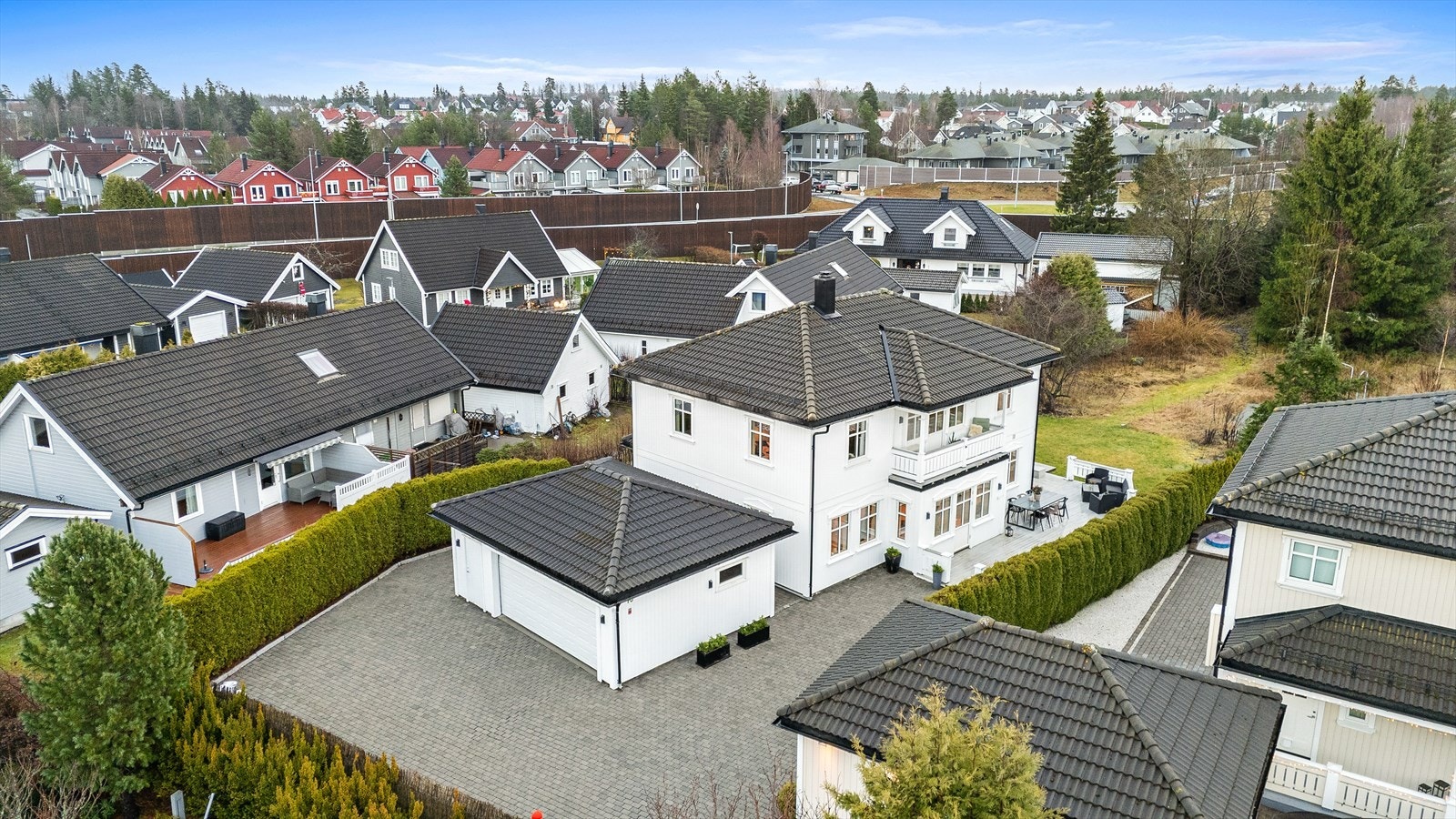 Nabolaget er attraktivt og etablert med for det meste eneboliger og småhus. Galleribilde