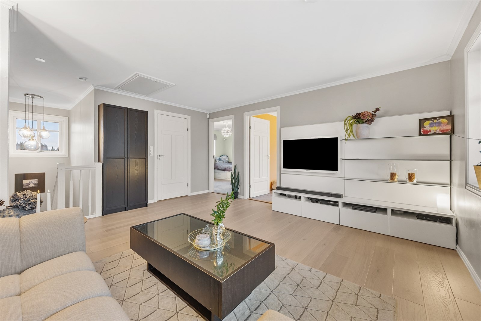 Med god plass til både sofa og media-møblement, er dette rommet perfekt for ungdommen i huset. Galleribilde