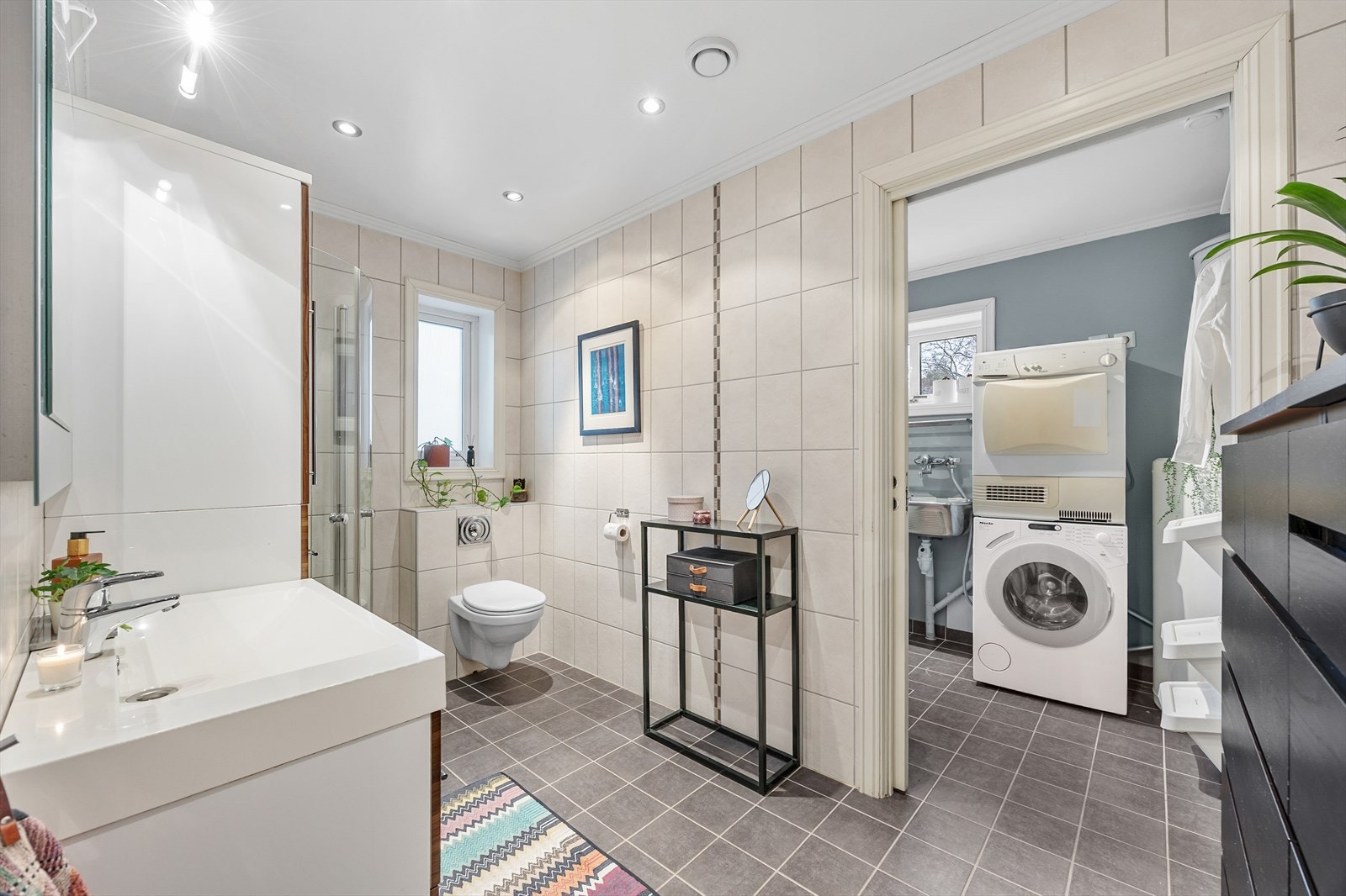 Speil med belysning i overkant av servant og downlights i tak. Galleribilde