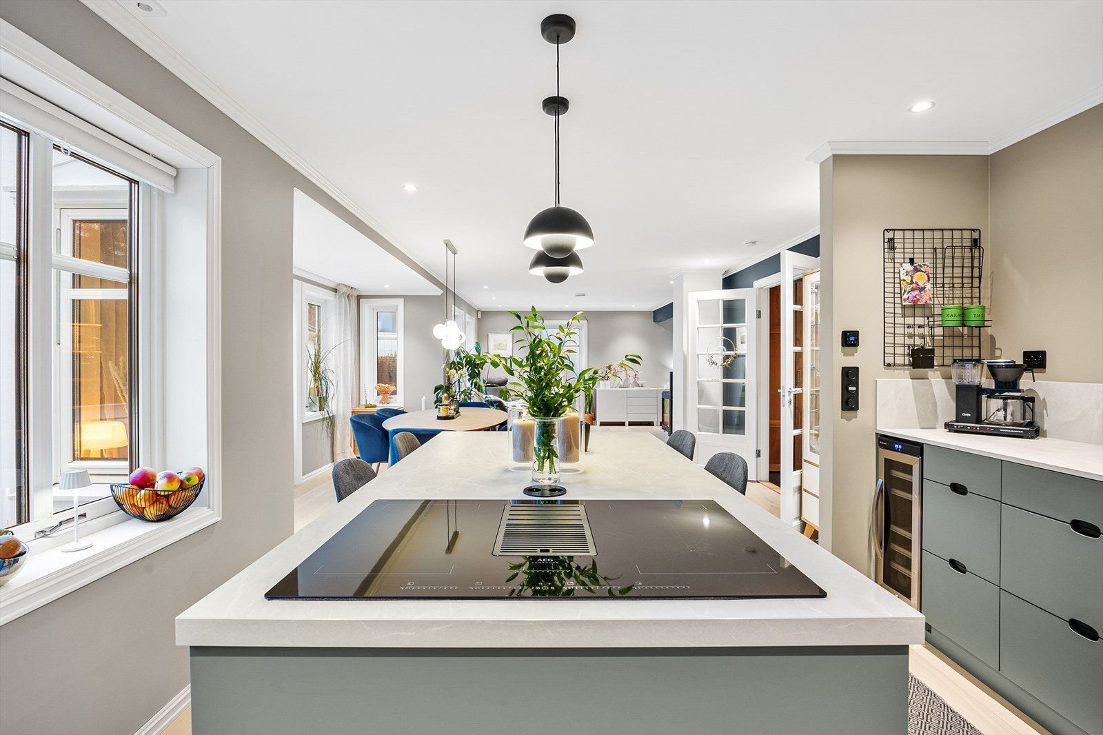 Lekkert kjøkken med moderne utforming og med tidsriktige materialvalg. Galleribilde