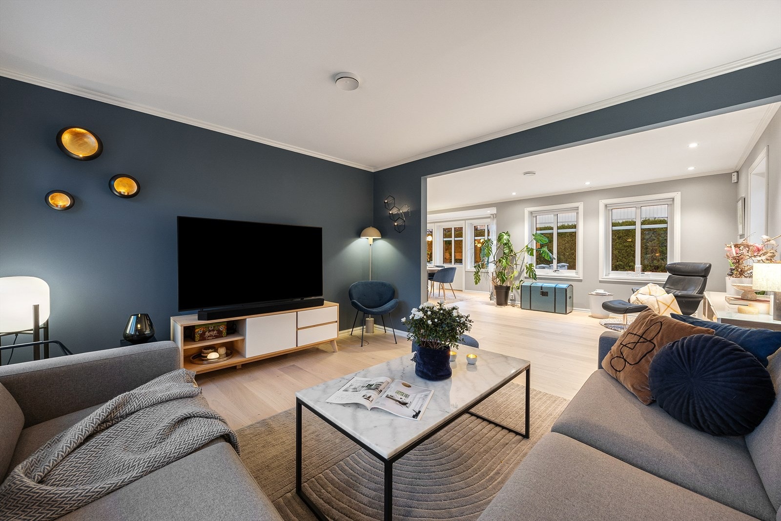 Romslig sofagruppe hvor filmkveldene med familien kan nytes. Galleribilde