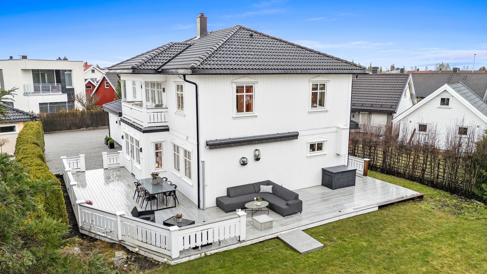 Fra denne uteplassen har du direkte tilgang til eiendommens hageparti og praktisk gangsti med belegningsstein som fører deg til gårdsplassen og husets garasje. Galleribilde