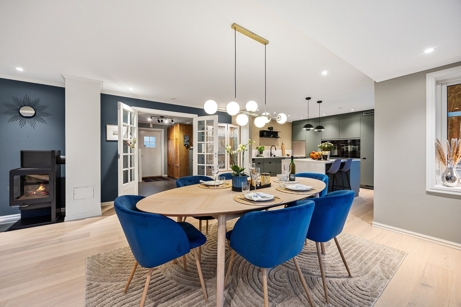 Nyt deilige måltider ved spisestuen og i koselige omgivelser. Galleribilde