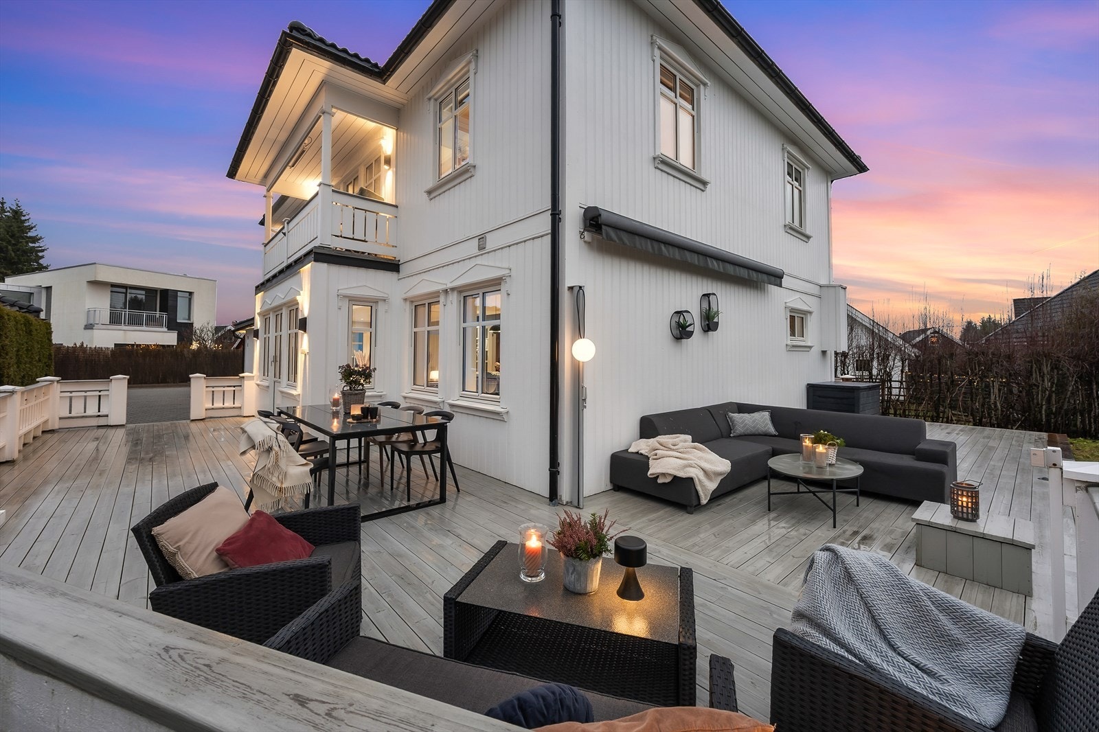 På denne eiendommen er det godt tilrettelagt for å invitere både venner og familie til en hyggelig sommerdag. Galleribilde