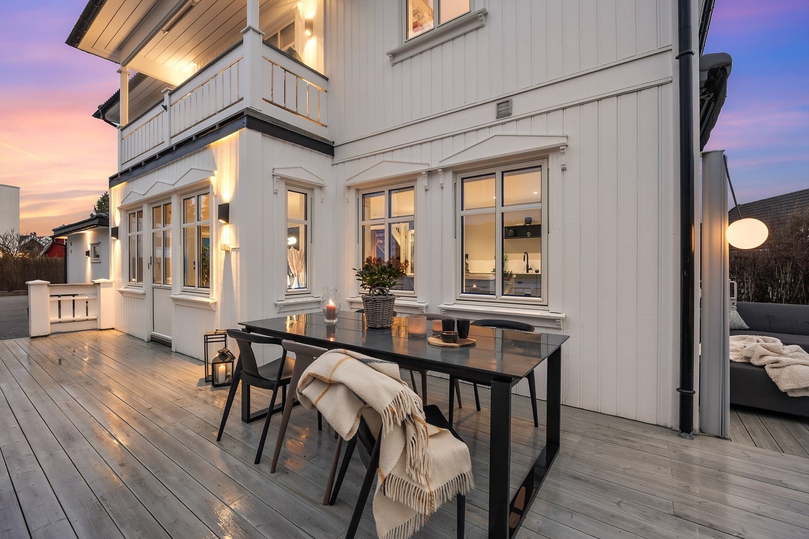 Nydelig terrasse med spisegruppe. Galleribilde