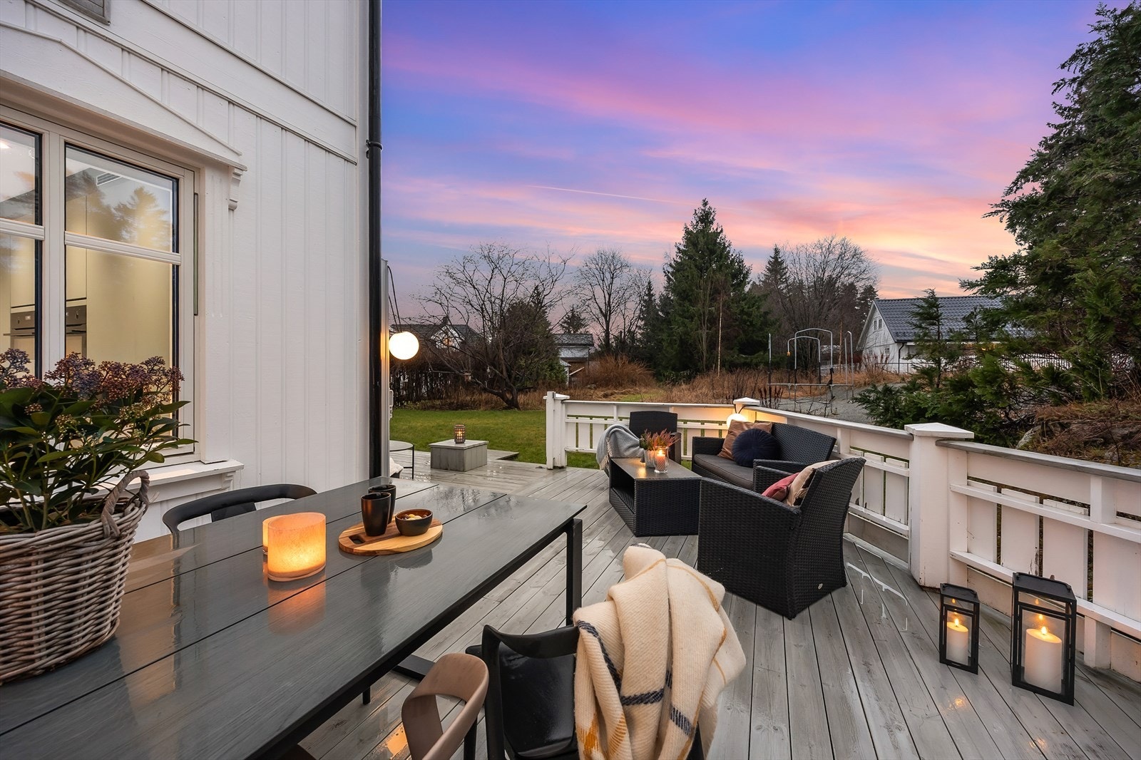 Den store terrassen har plass til utemøblement i ulike soner. Her kan en nyte fine solforhold. Galleribilde