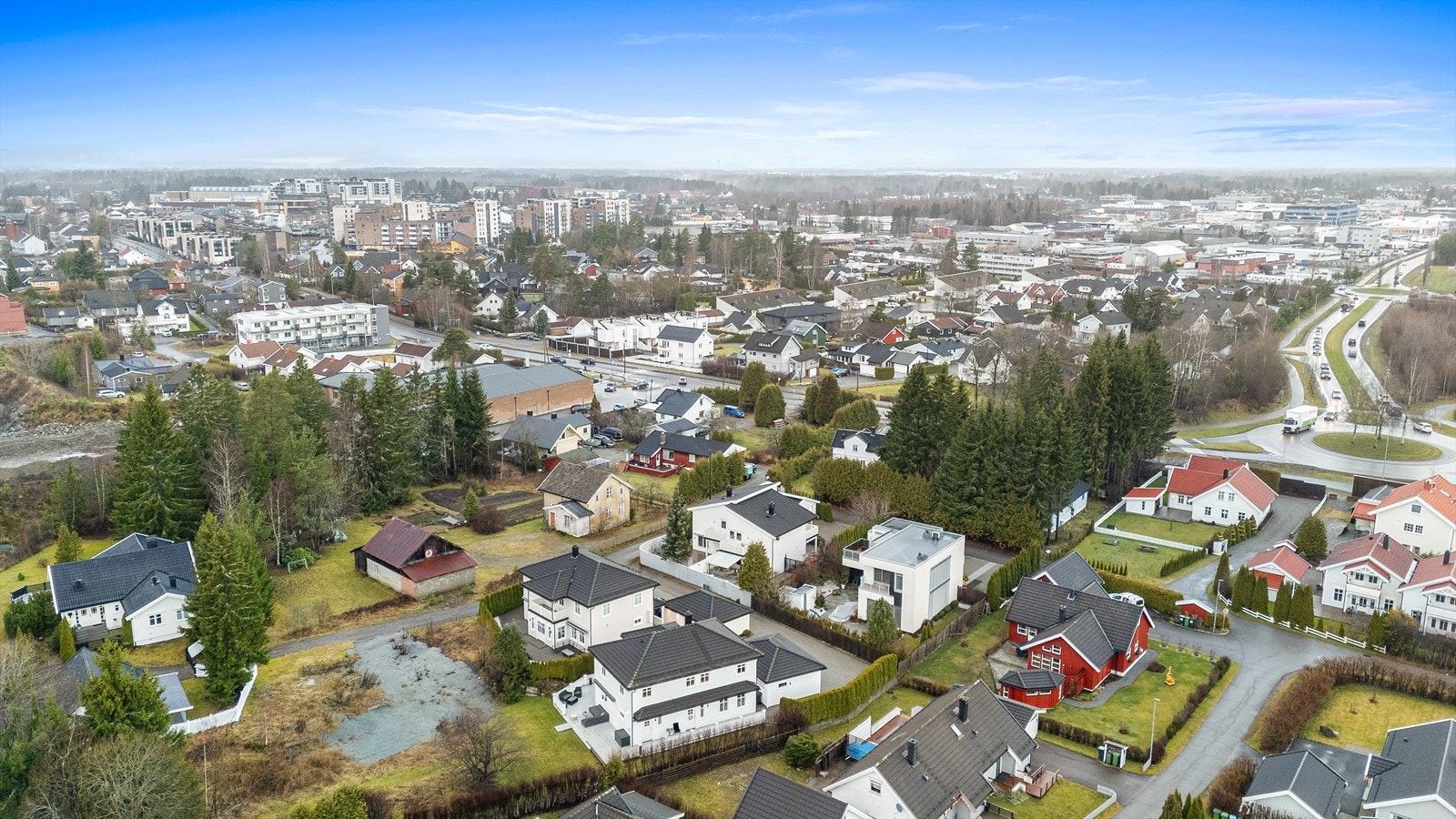 Det er kort vei til Jessheim sentrum med alle servicetilbud, inkludert Jessheim Storsenter. Galleribilde