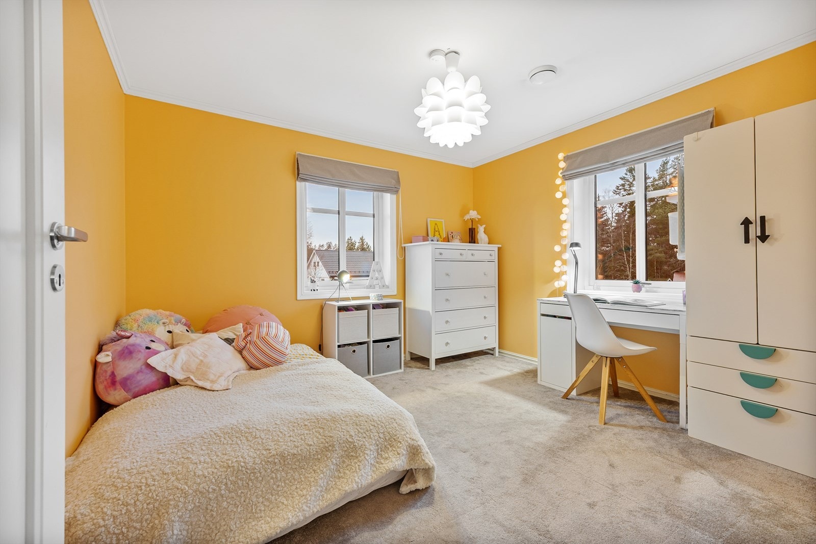 Fire lyse soverom som alle framstår luftige med mye gulvplass. Galleribilde