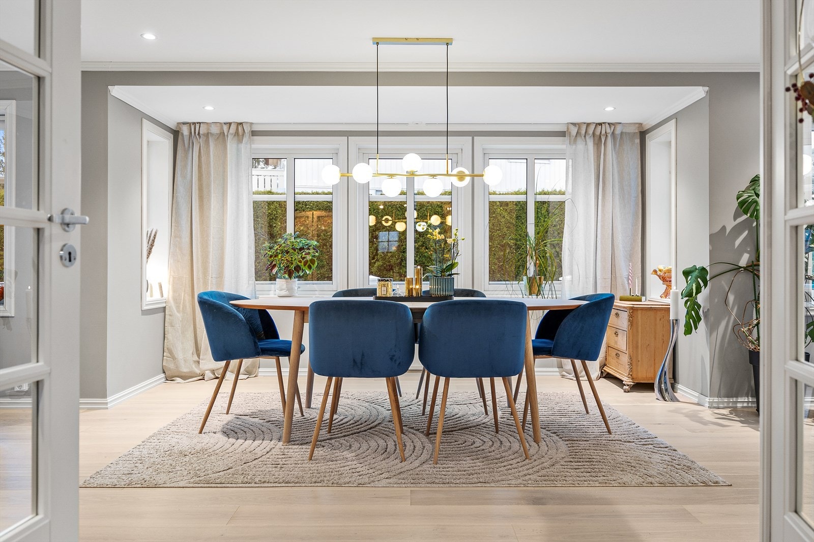 Det er tofløyet dør med glassfelt inn mot den hyggelige og sosiale sonen. Galleribilde