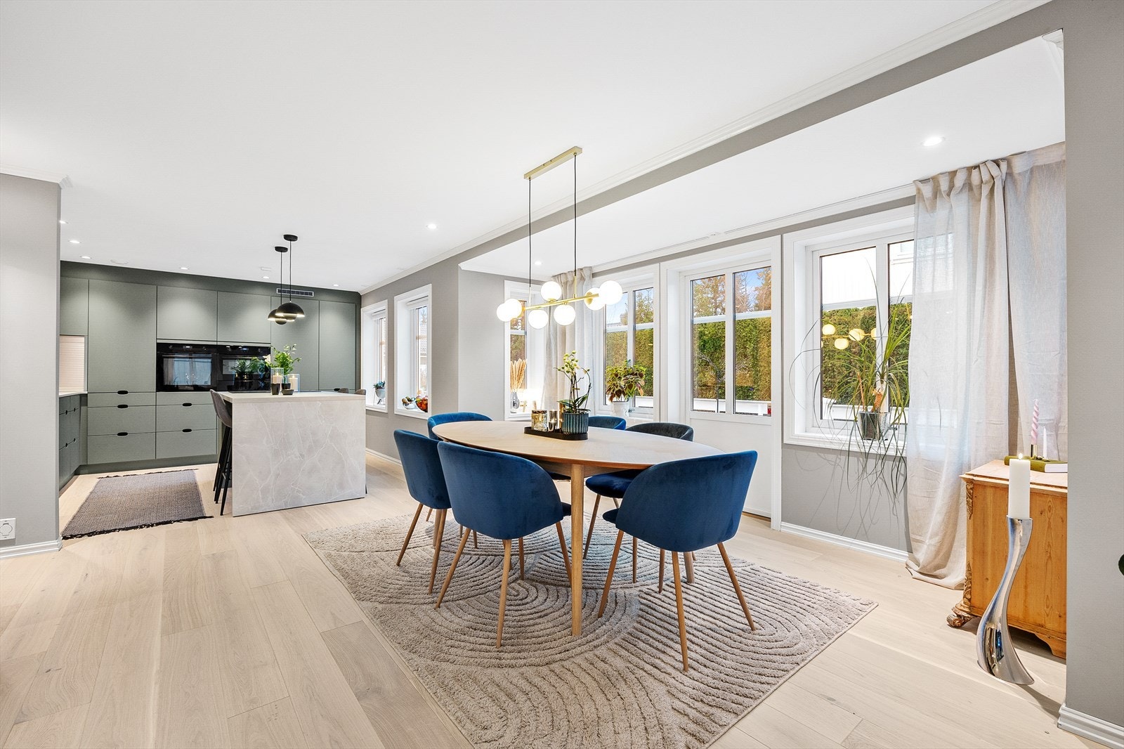 Detaljer som blandebatteri med Cooker og punktvis spotbelysning i tak. Galleribilde