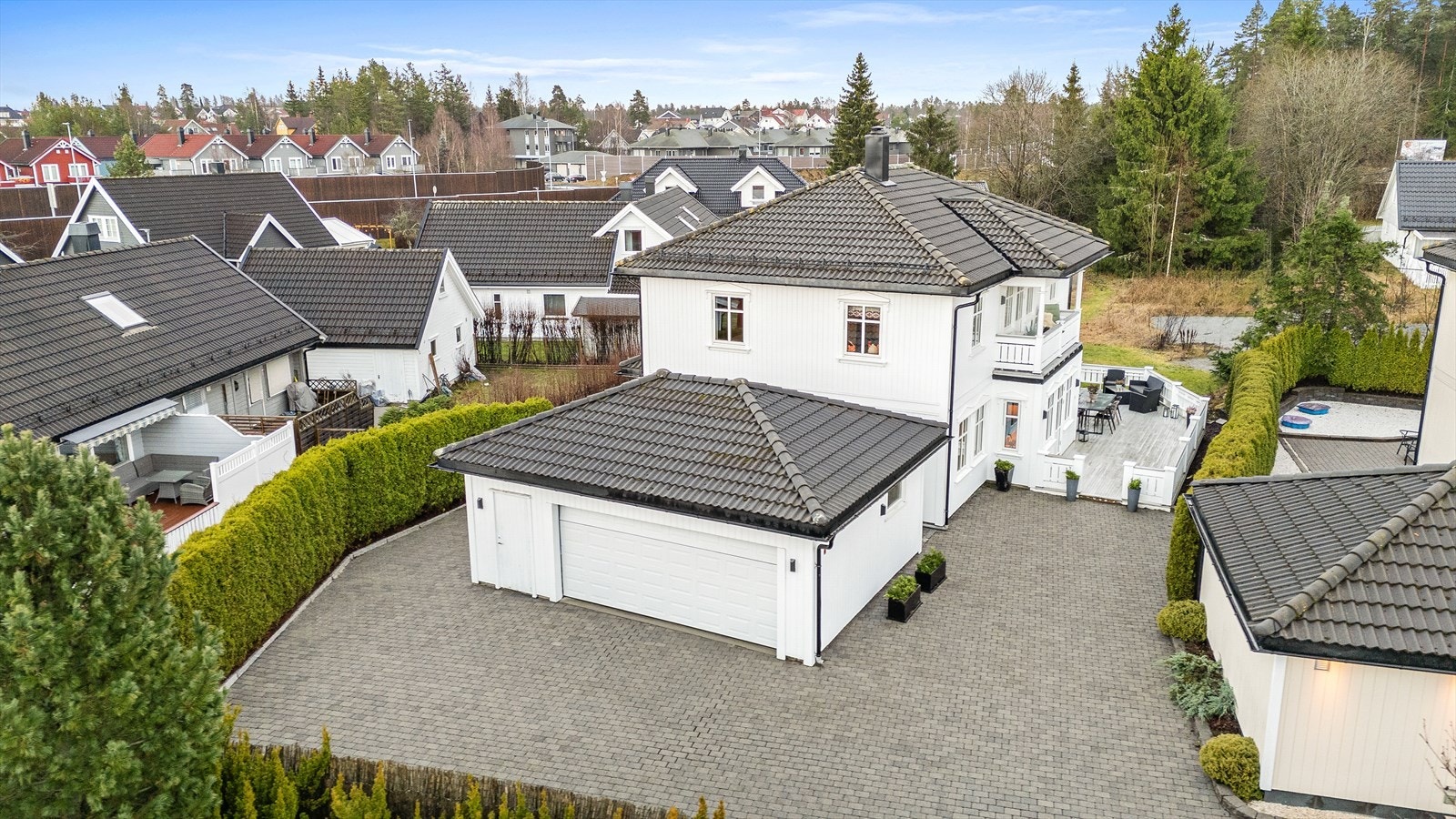 Gårdsplassen er pent opparbeidet med belegningsstein som fører deg helt frem til inngangspartiet. Galleribilde