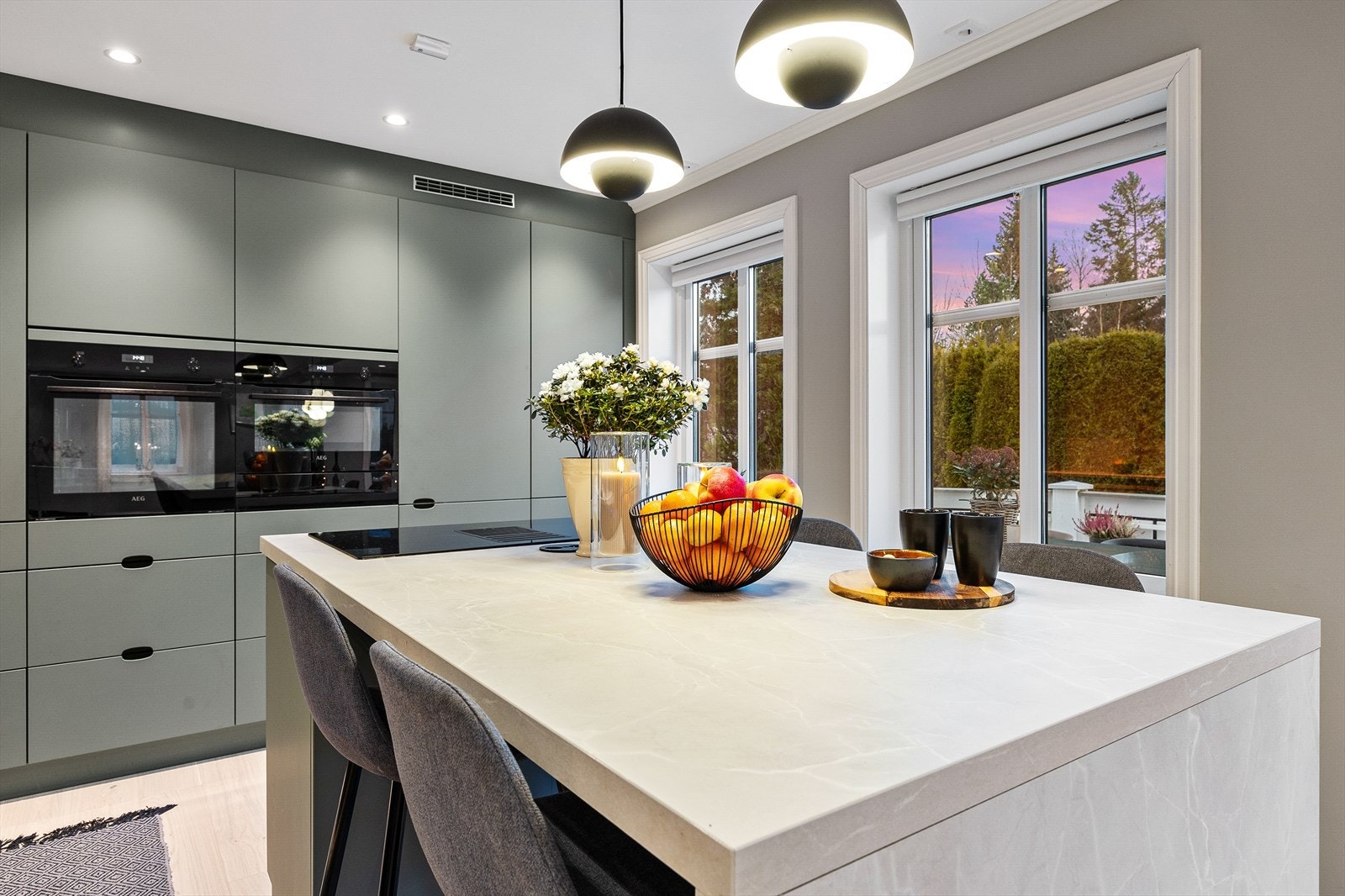 Denne fungerer som en naturlig avdeler mot spisestuen. Galleribilde