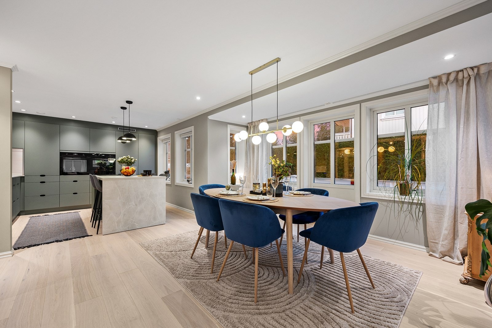 Kveldsstemning i spisestuen og på kjøkkenet. Galleribilde