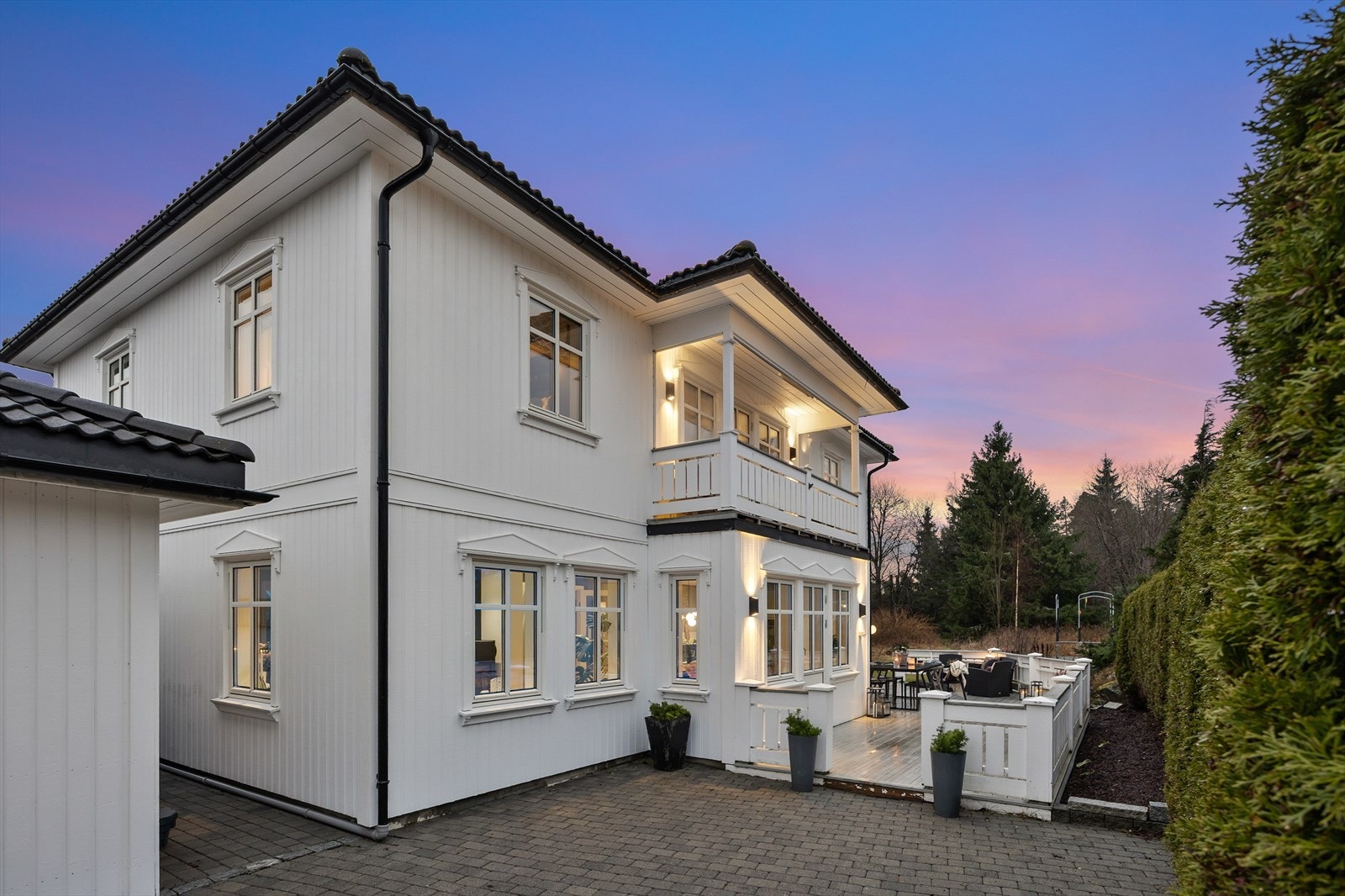 Fasade og uteområdet. Galleribilde