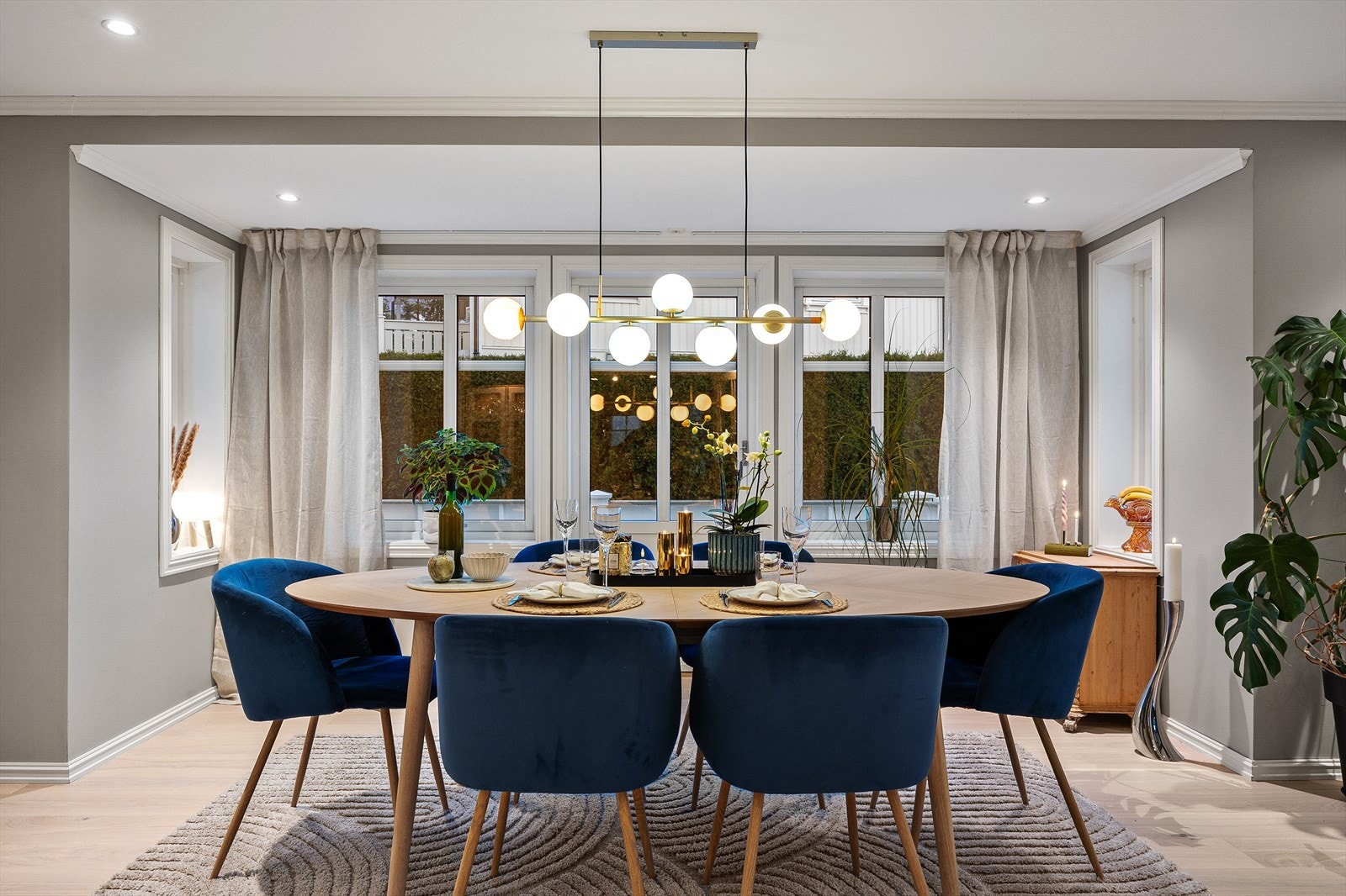 Den åpne løsningen legger godt til rette for et sosialt liv med venner og familie. Galleribilde