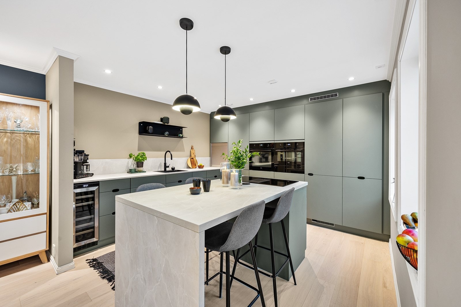 Innredningen er av merket Kvik og består av slette fronter, laminat benkeplate og åpne hyller. Galleribilde