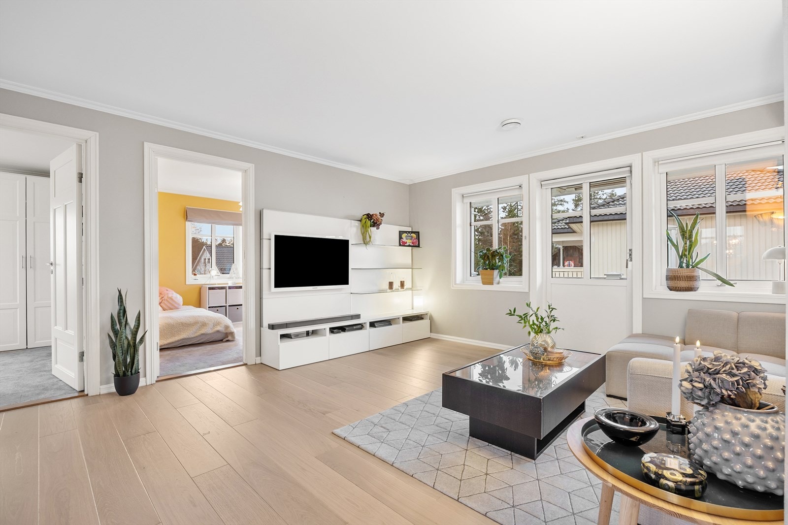 Loftstue med utgang til balkong. Galleribilde