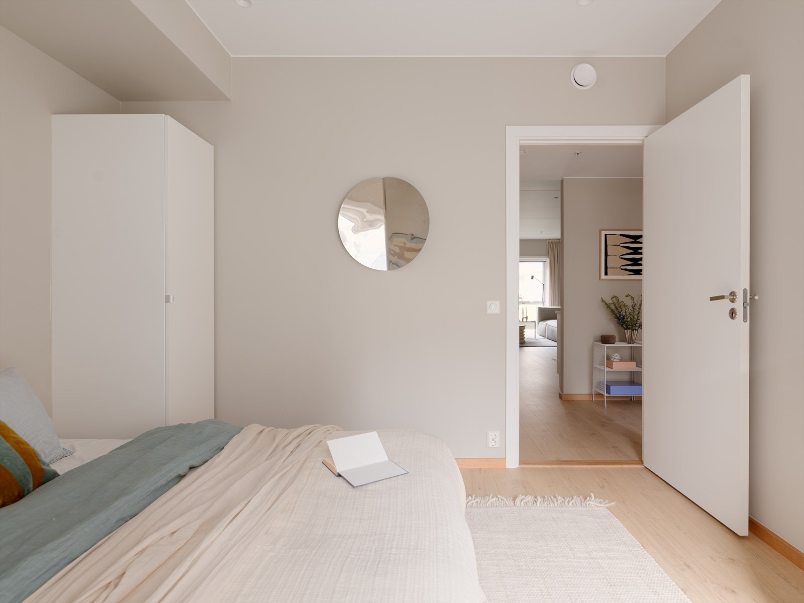 Rommet har godt med lagringsplass i praktisk garderobeskap. Galleribilde