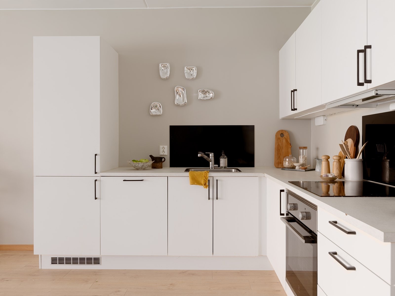 Det delikate kjøkkenet ligger i åpen løsning med stuen. Galleribilde