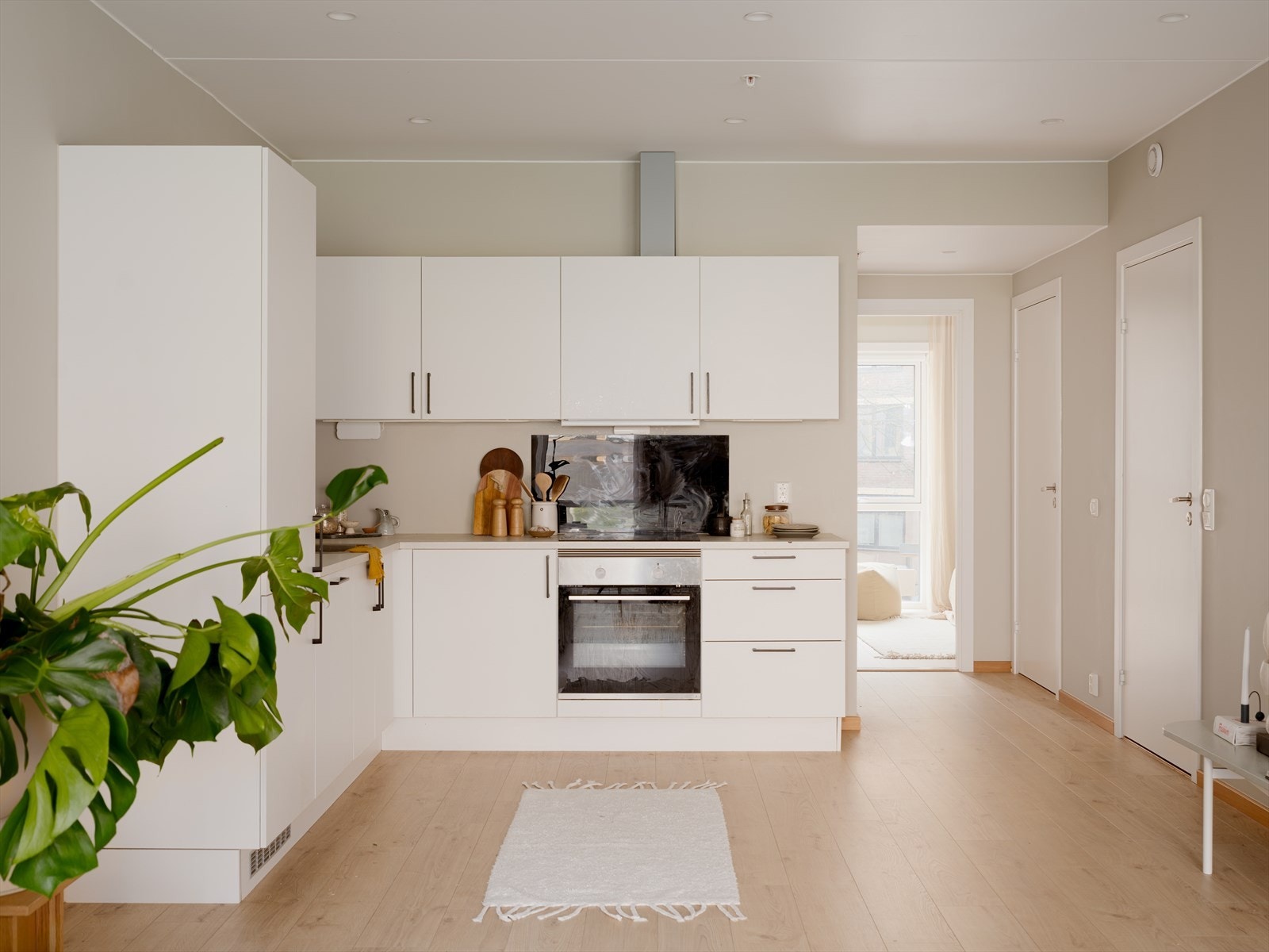 Kjøkkenet har glatt innredning med soft close og laminat benkeplate. Galleribilde