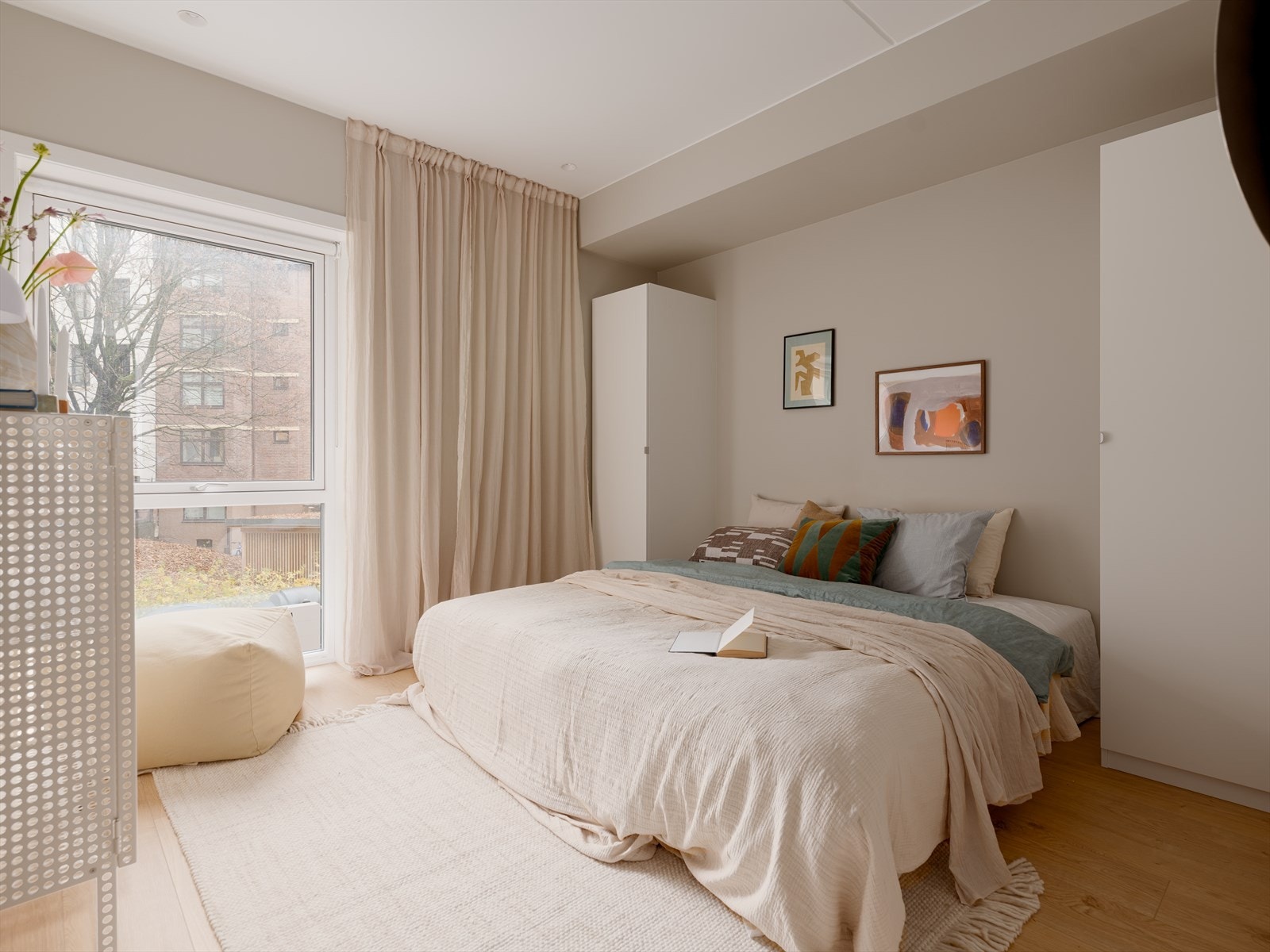 Hovedsoverommet er av svært god størrelse, med god plass til dobbeltseng og nattbord. Galleribilde