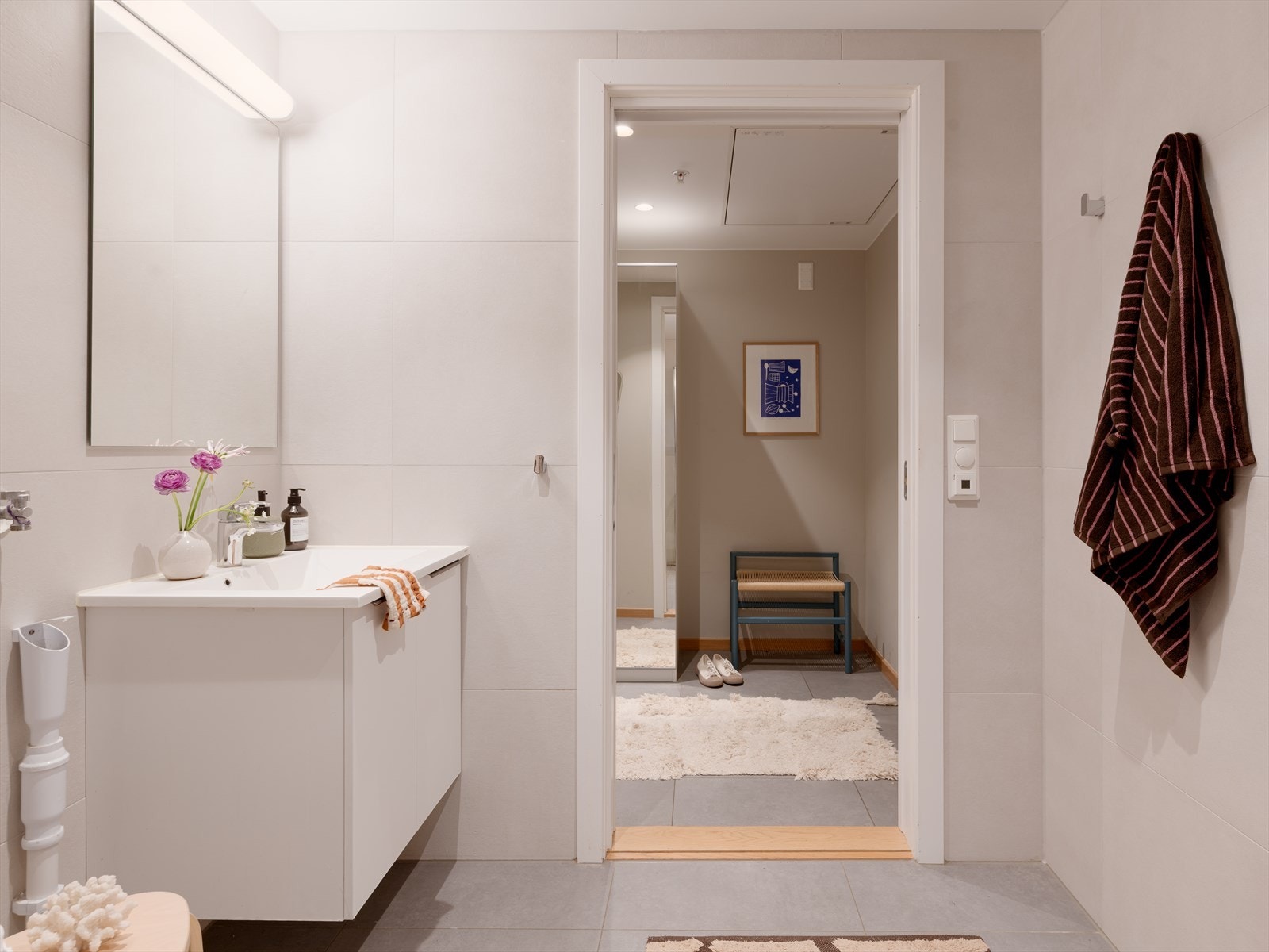 Badet er innredet med servant, speil, toalett og dusj. Galleribilde