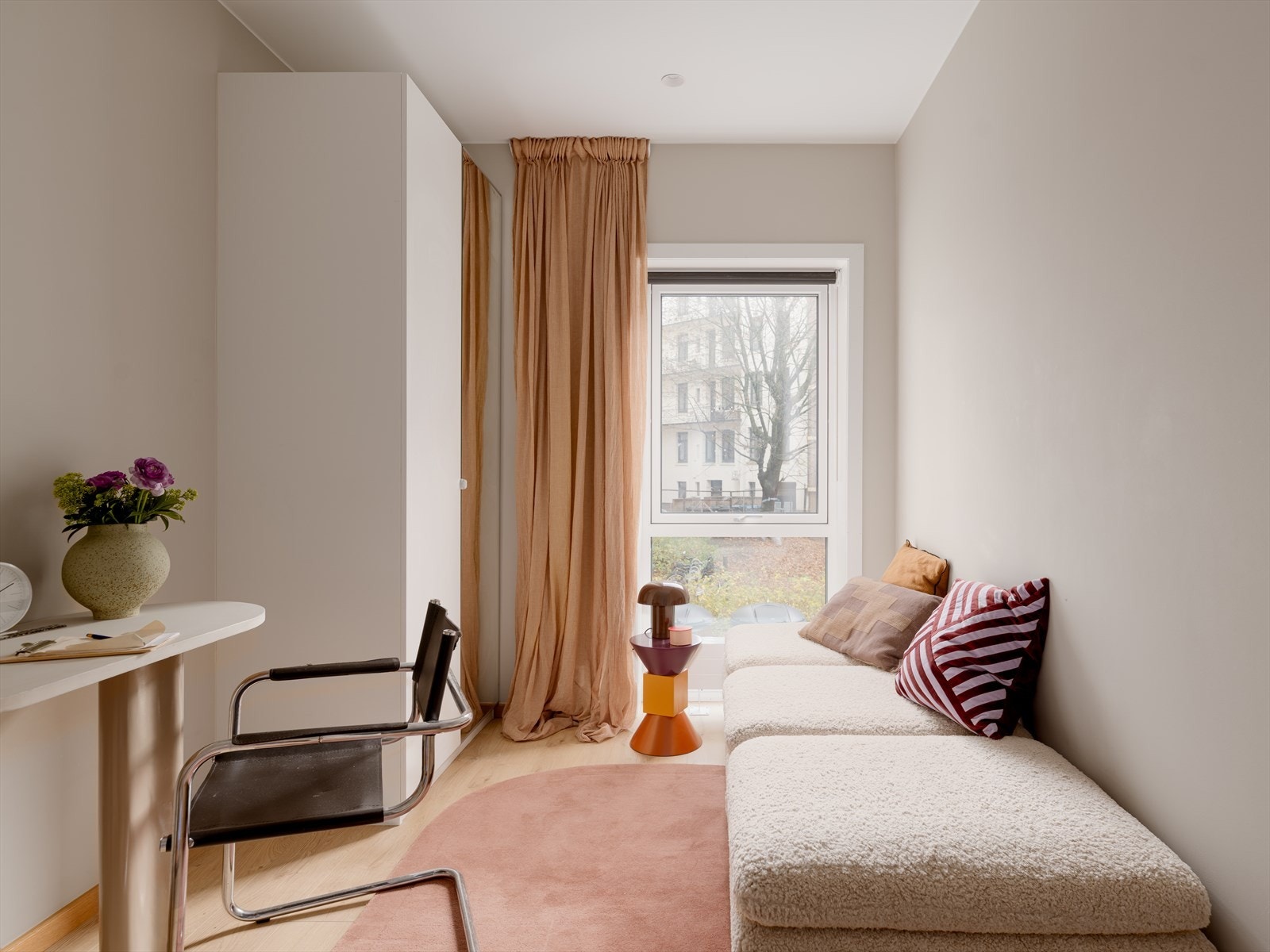 Soverom III har god plass til seng, skrivebord og garderobe. Galleribilde