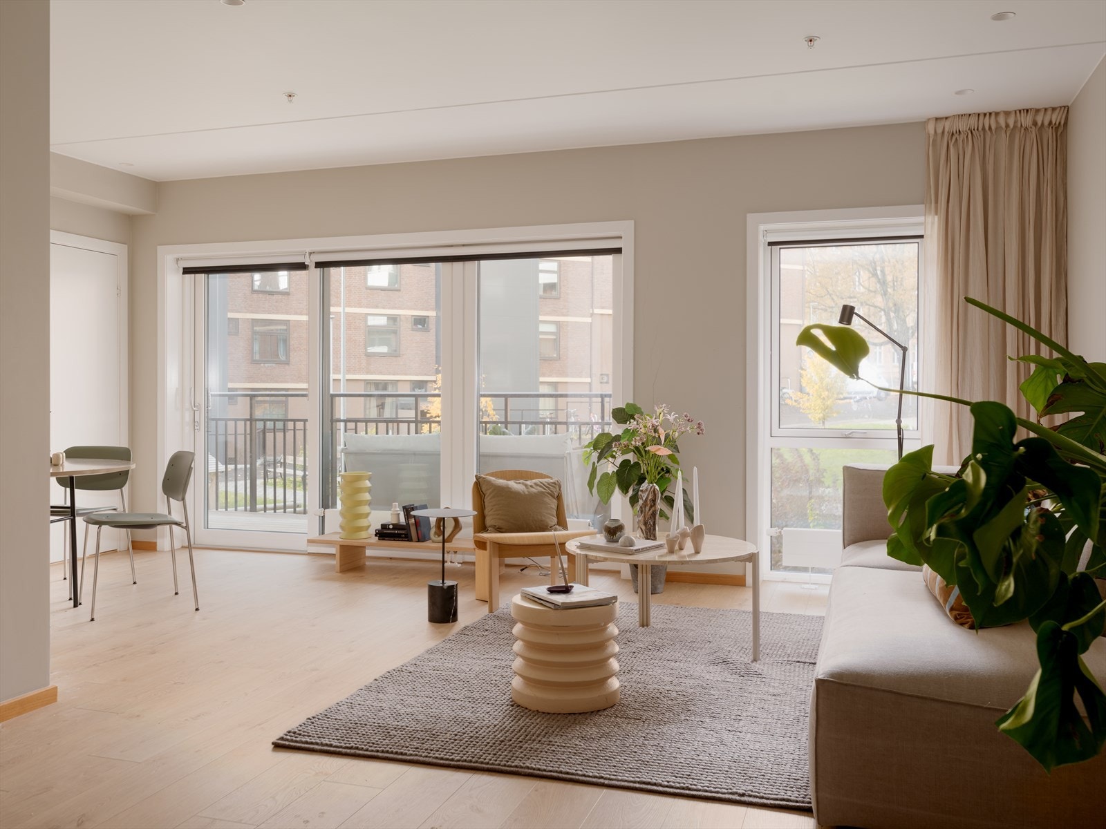 Leiligheten oppleves lys og svært innbydende. Galleribilde