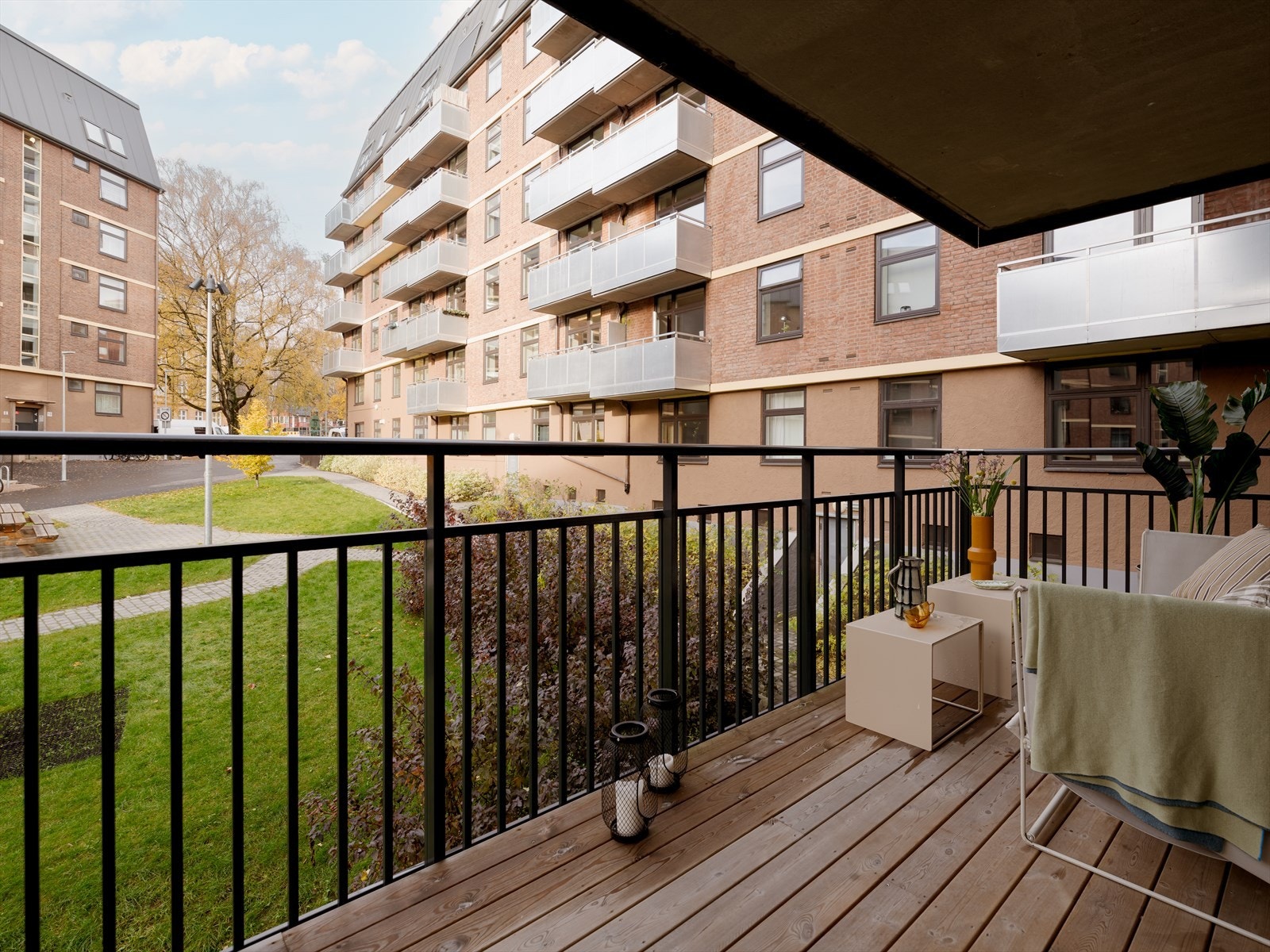 Fra stuen er det utgang til en balkong - en herlig forlengelse av det sosiale allrommet! Balkongen har god plass til f.eks. utemøblement og grill. Galleribilde