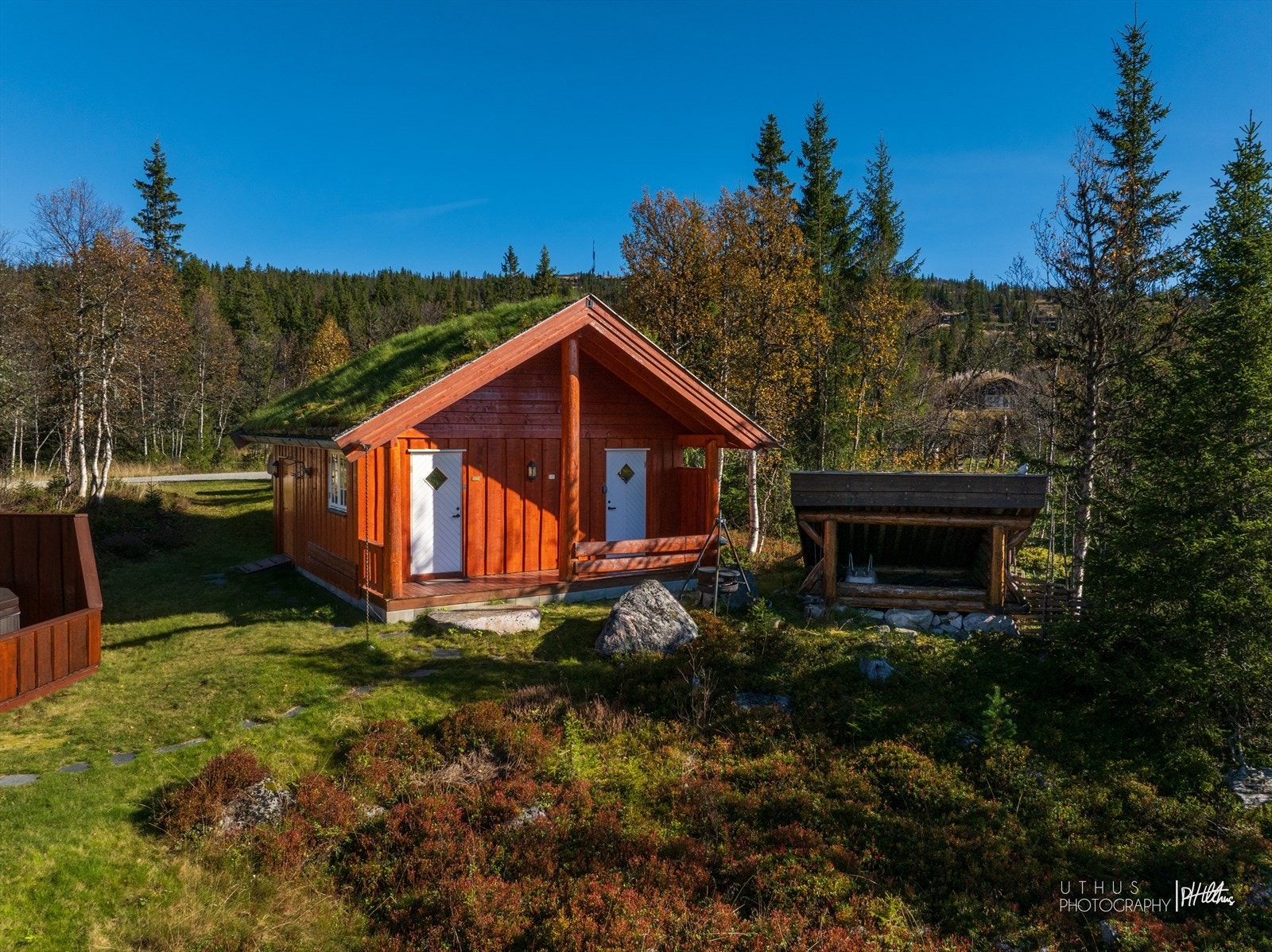 Flott, solid og innholdsrikt anneks samt fin gapahuk Galleribilde