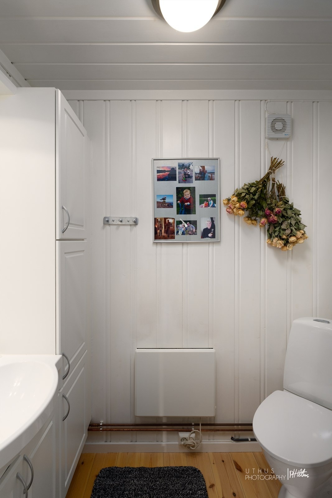 Stort og separat toalettrom Galleribilde