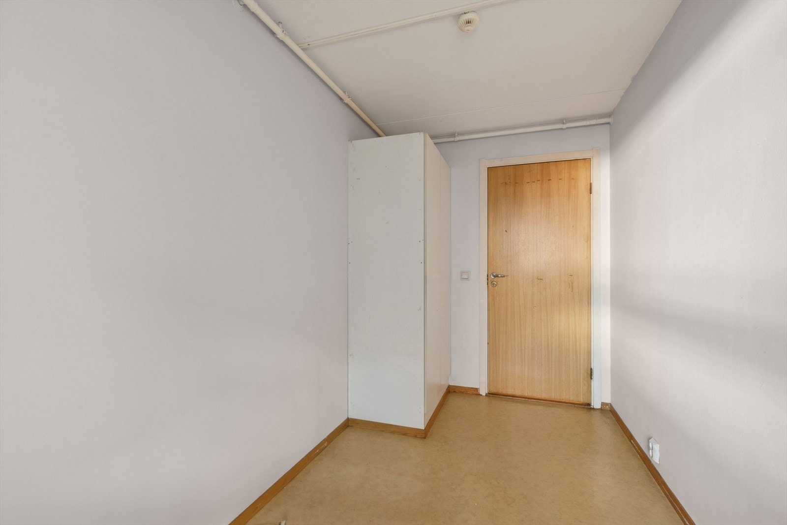 Plass til seng og garderobeskap. Galleribilde