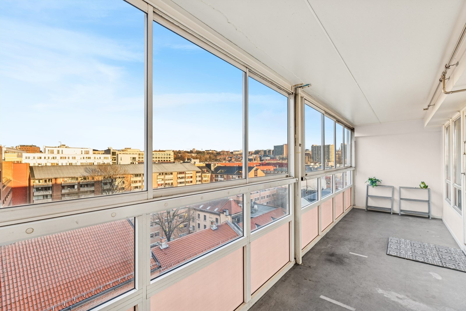 Balkongen byr på en luftig og behagelig atmosfære, med flott utsikt over byens tak og nærliggende bebyggelse. Galleribilde