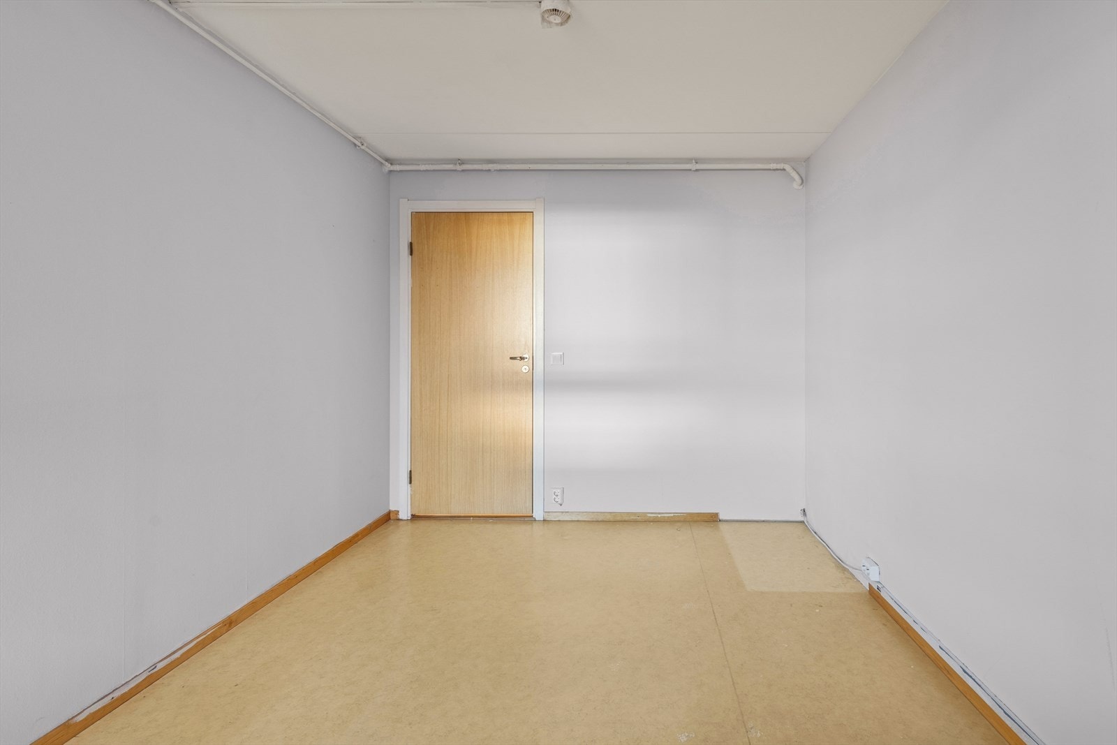 Leiligheten fremstår som et oppussingsobjekt, noe som gir deg friheten til å sette ditt eget preg og skape et hjem som passer din stil og behov. Galleribilde