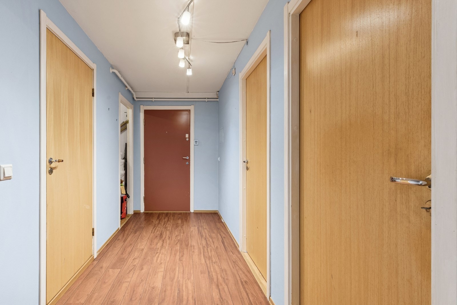 Leiligheten har god lagringsplass med en praktisk bod med tilgang fra entré. På balkongen finnes en tilhørende utebod på cirka 2 m². I tillegg disponerer eier en loftsbod med et gulvareal på cirka 4 m². Galleribilde