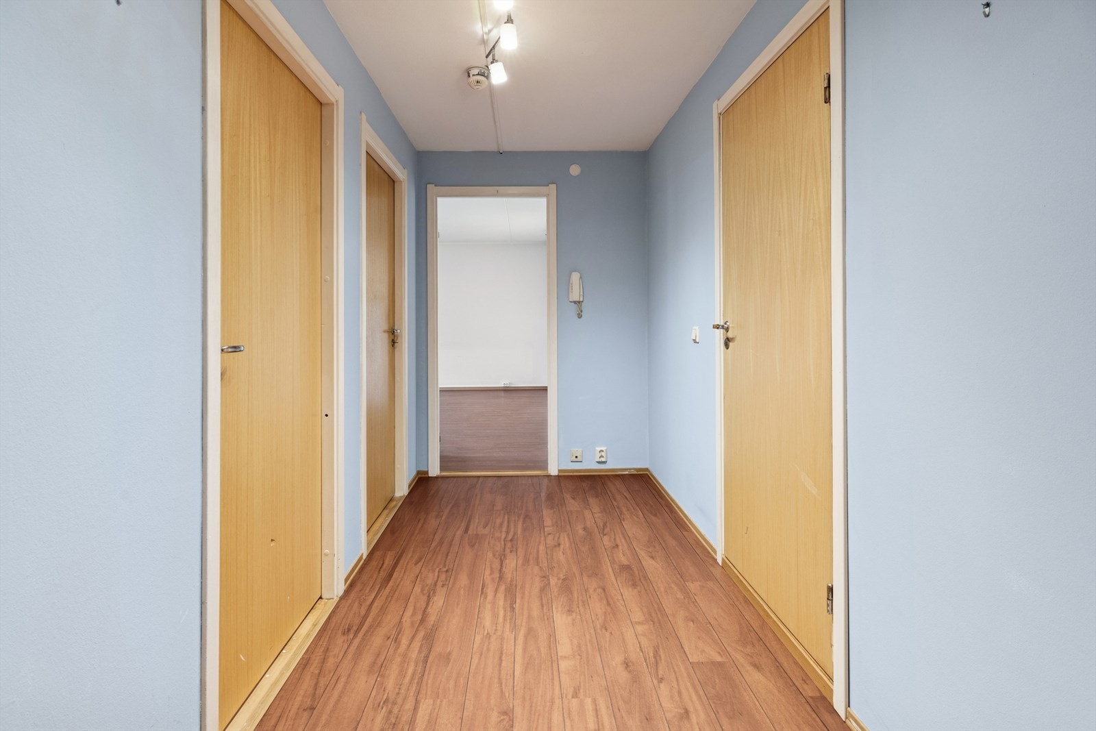 Stor entré med tilgang til to soverom, innvendig bod, bad og stue. Galleribilde