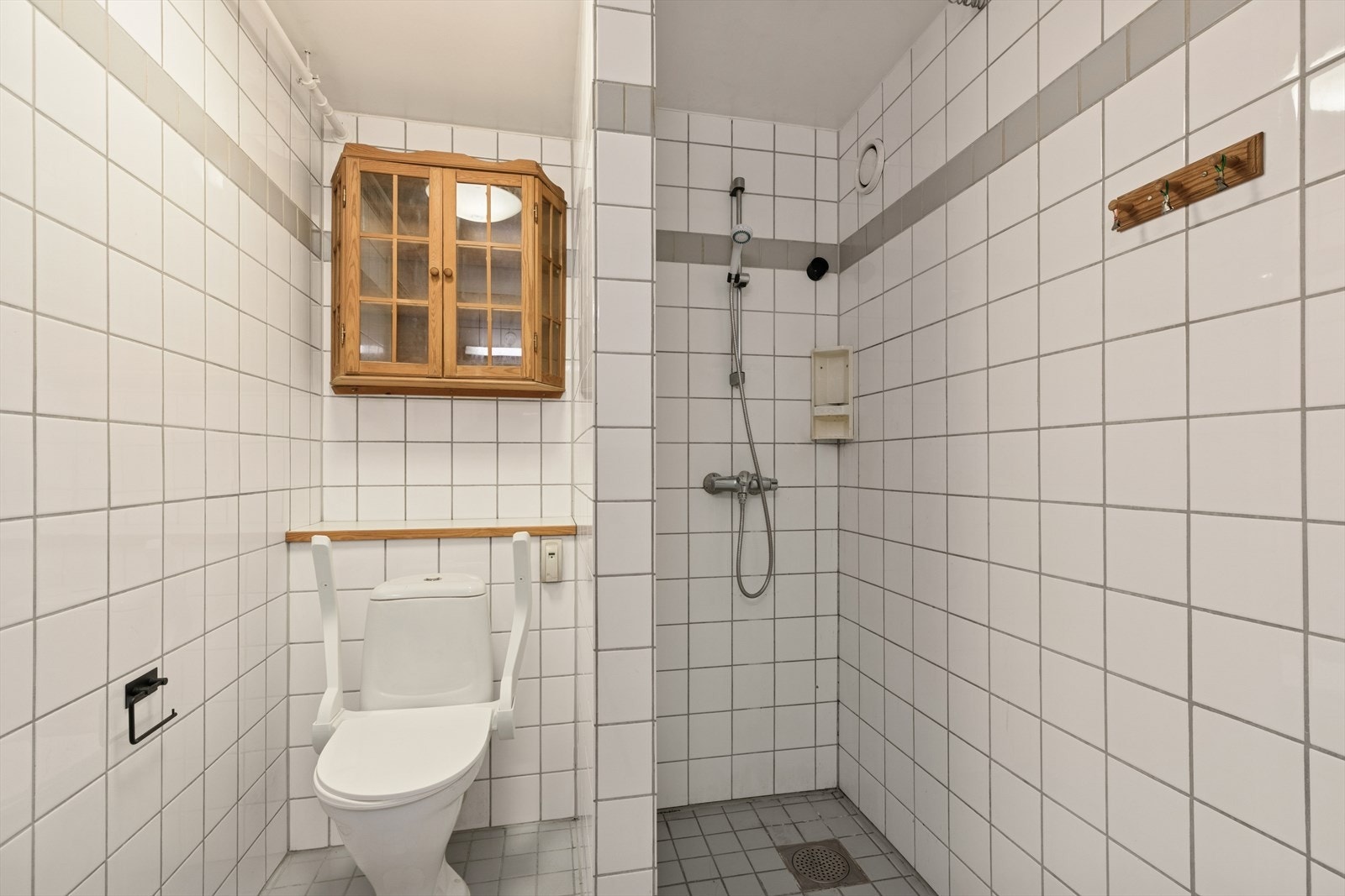 Badet er fra byggeåret og har fliser på gulv og vegger, samt vannbåren gulvvarme. Galleribilde