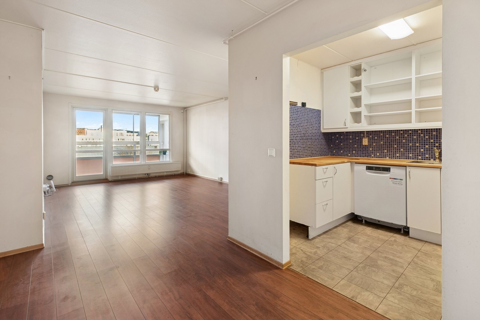 Leiligheten er lys og romslig med store vindusflater som skaper en luftig følelse. Galleribilde