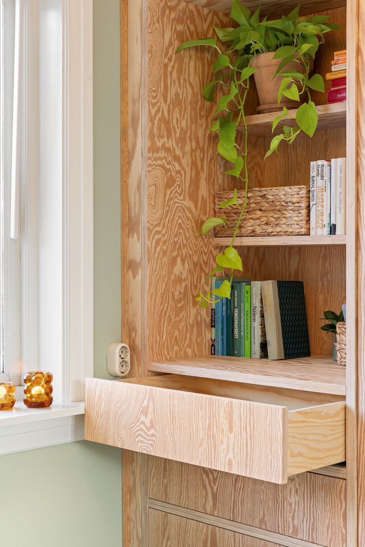 Her er det plassbygd garderobeskap i lyst tre. Galleribilde