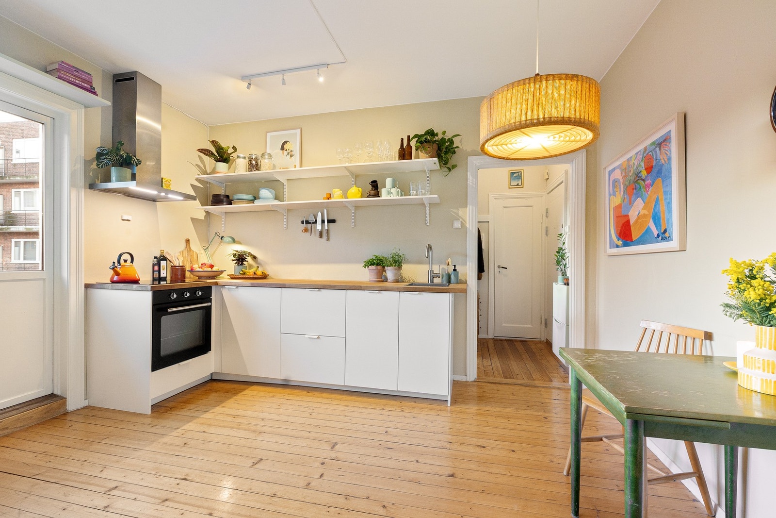 Kjøkkenet er fullt utstyrt med integrerte og frittstående hvitevarer bestående av integrert komfyr, induksjonstopp, oppvaskmaskin, kjøleskap og avtrekksvifte. Galleribilde