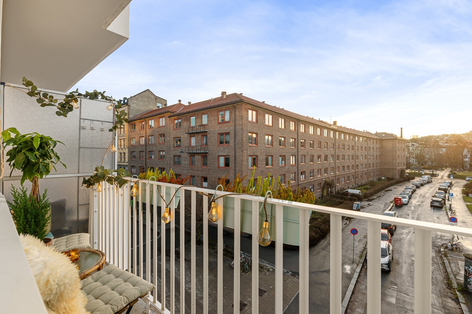 Her bor du høyt og fritt i 4. etasje, skjermet for innsyn og med fritt utsyn helt mot Sommerfrydhagen. Galleribilde