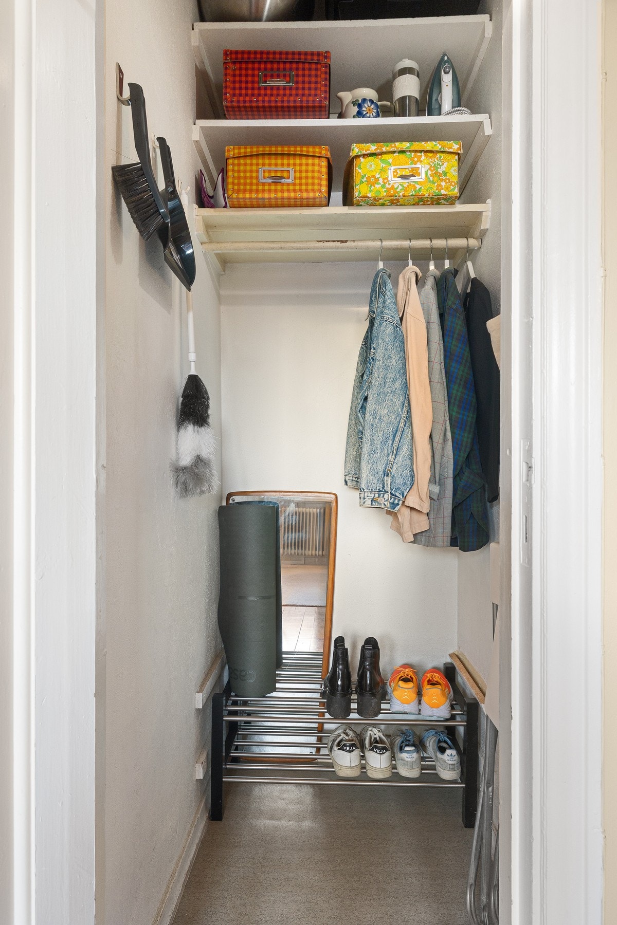I tilknytning til stuen finnes et praktisk innvendig kott, ideelt for ekstra oppbevaring, eksempelvis støvsuger og annet utstyr. Galleribilde