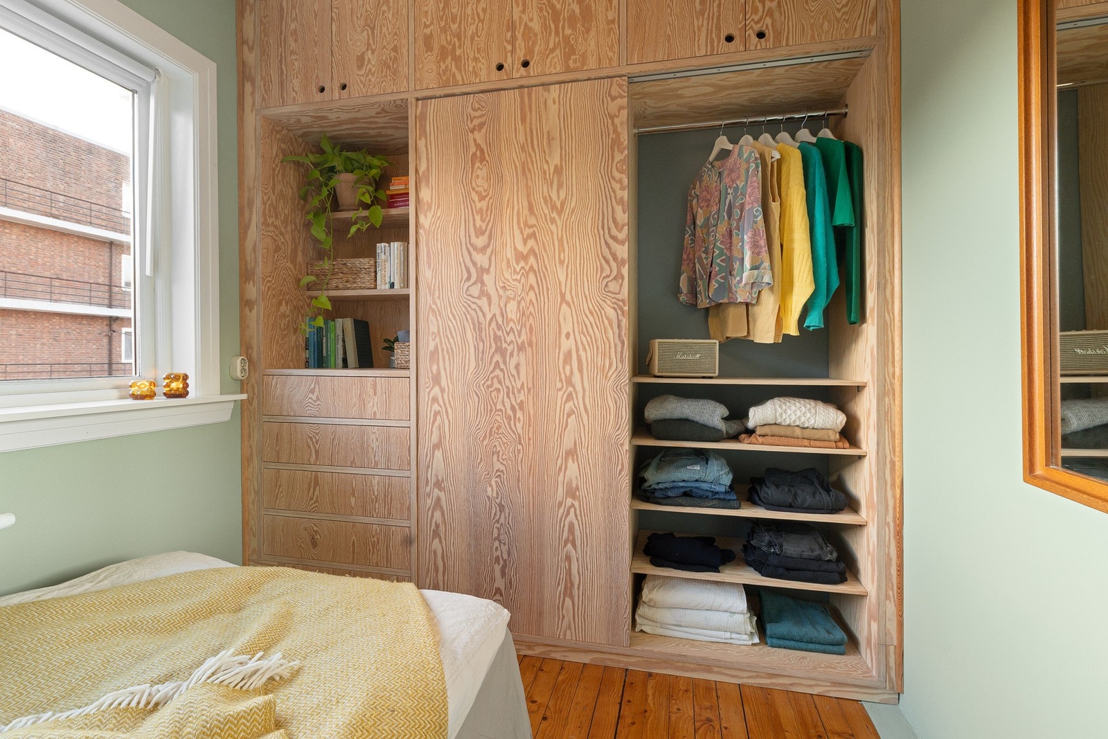 Garderobeskapet er innredet med blant annet hyller og uttrekkbare skuffer som gir rikelig med oppbevaringsplass. Galleribilde