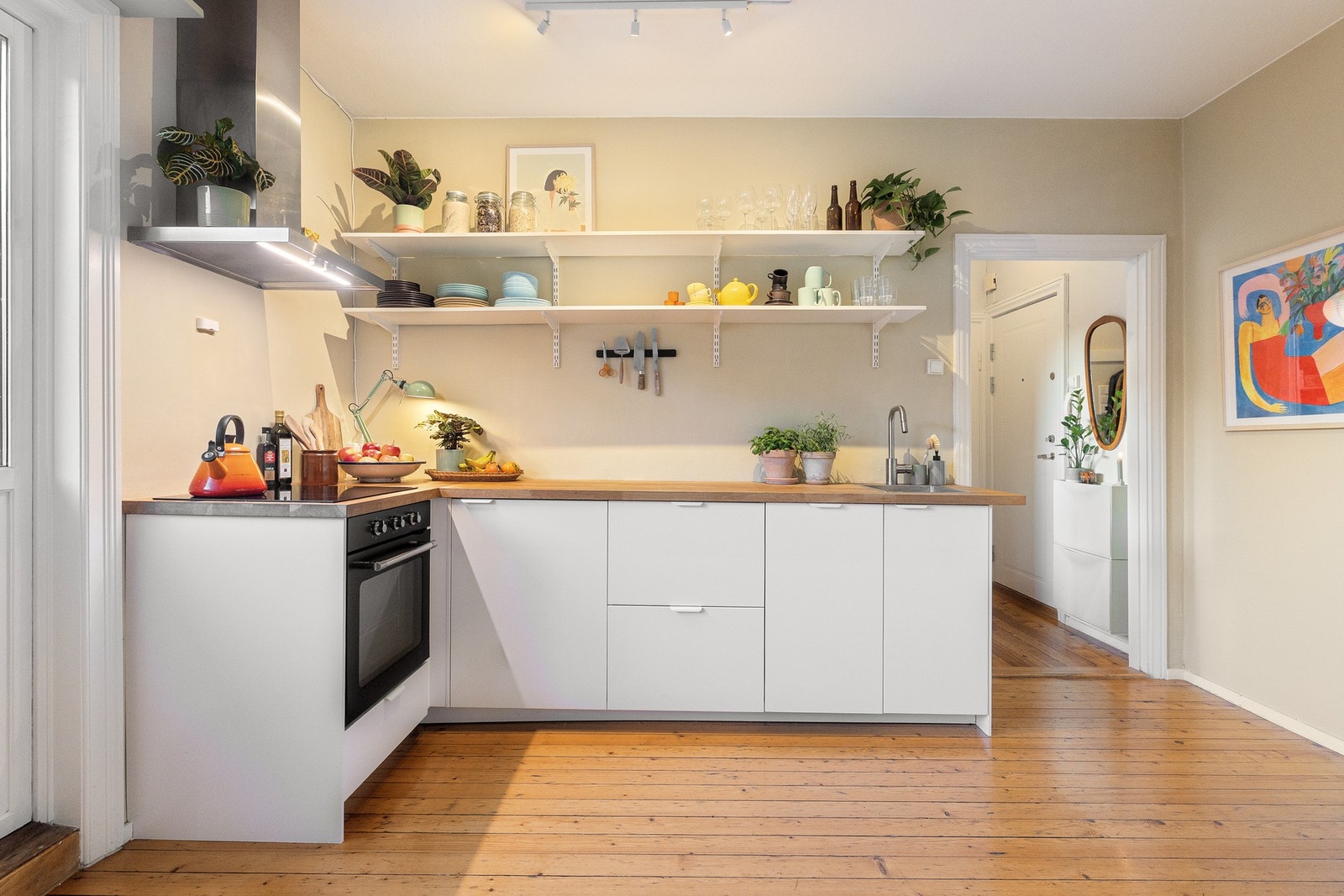 Kjøkkenet fremstår som et inspirerende rom med rikelig benkeplass og gjennomtenkte skapløsninger, som legger til rette for hverdagsmatlaging. Galleribilde