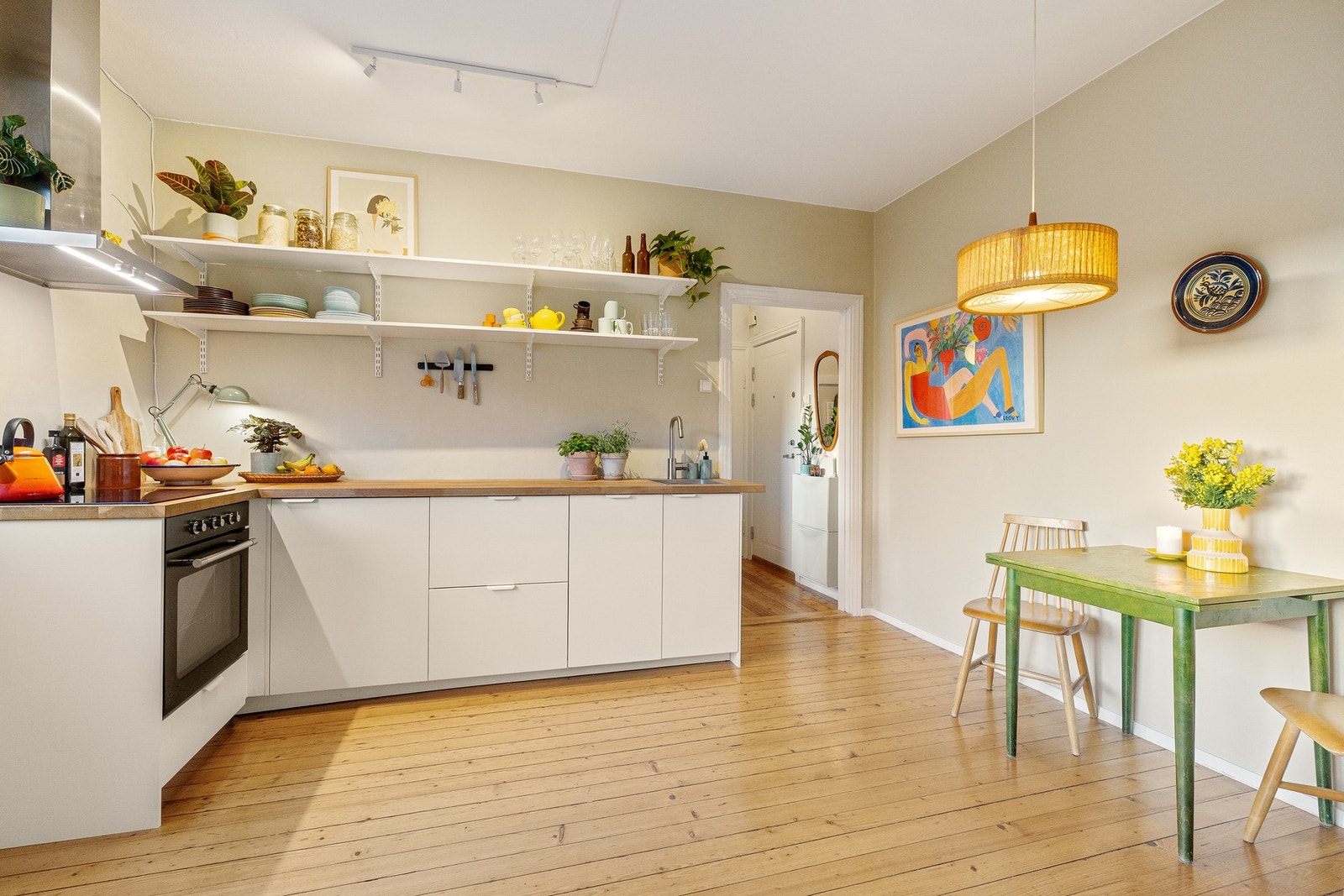 Over benkeplaten er det etablert et dekorativt og funksjonelt hyllesystem som gir gode oppbevaringsmuligheter for blant annet servise. Galleribilde