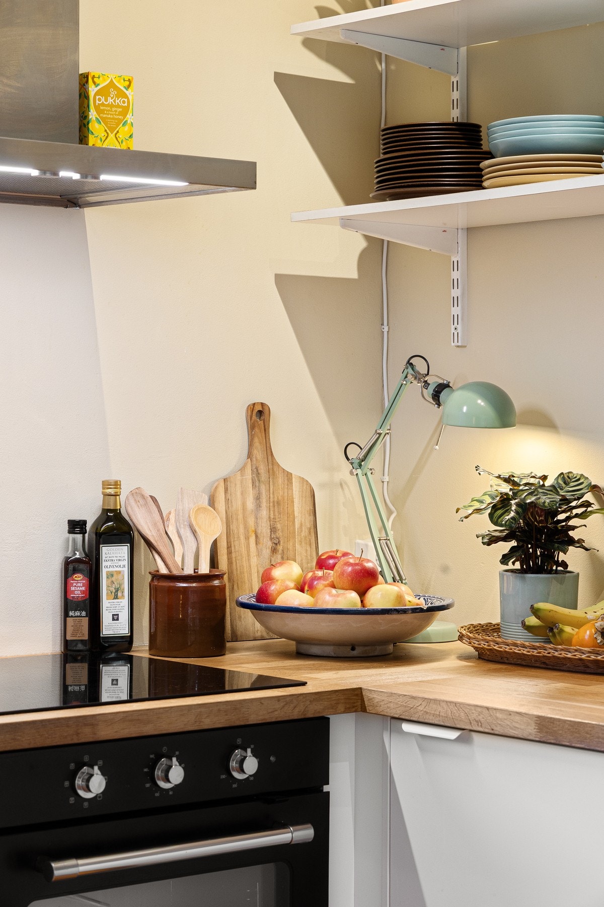 Benkeplaten er utført i heltre og gir et varmt og innbydende preg. Galleribilde