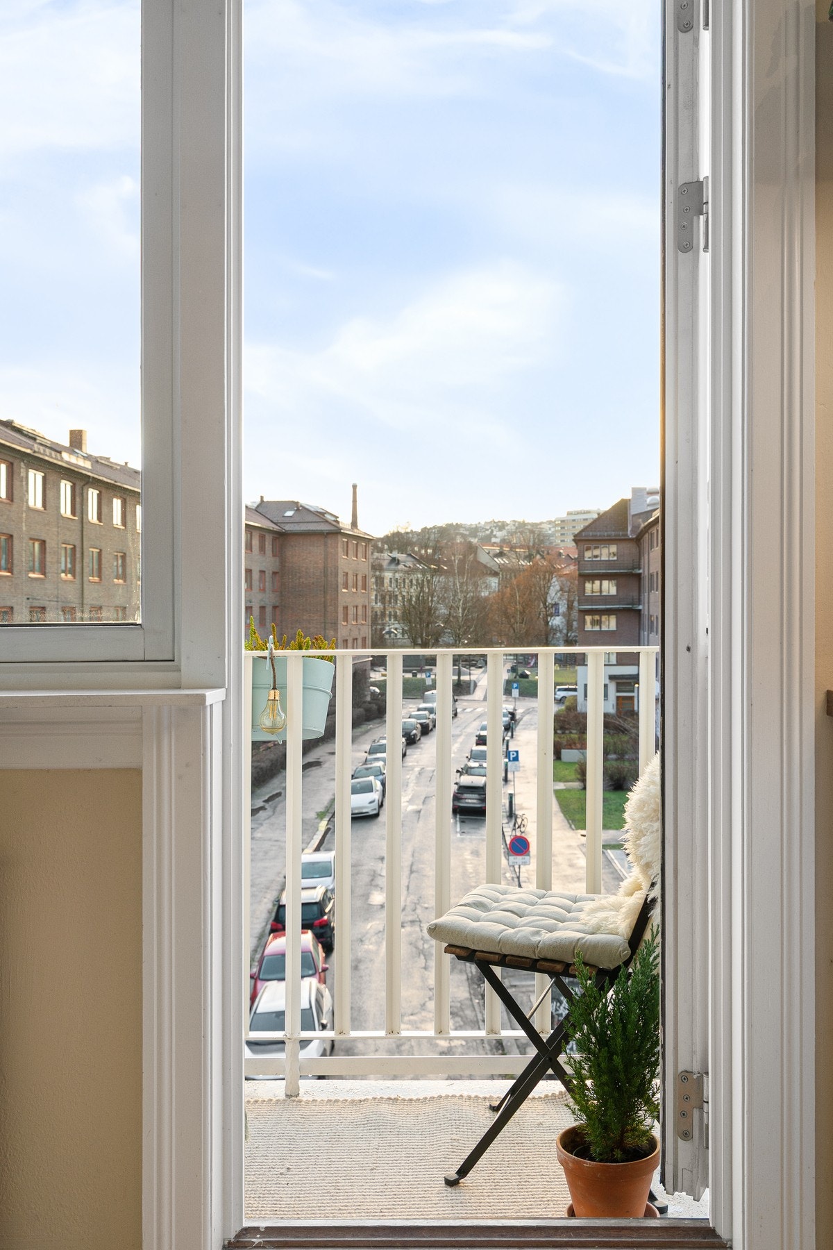 Her er det god plass til et hyggelig kafésett, som gjør balkongen velegnet for rolige stunder utendørs. Galleribilde