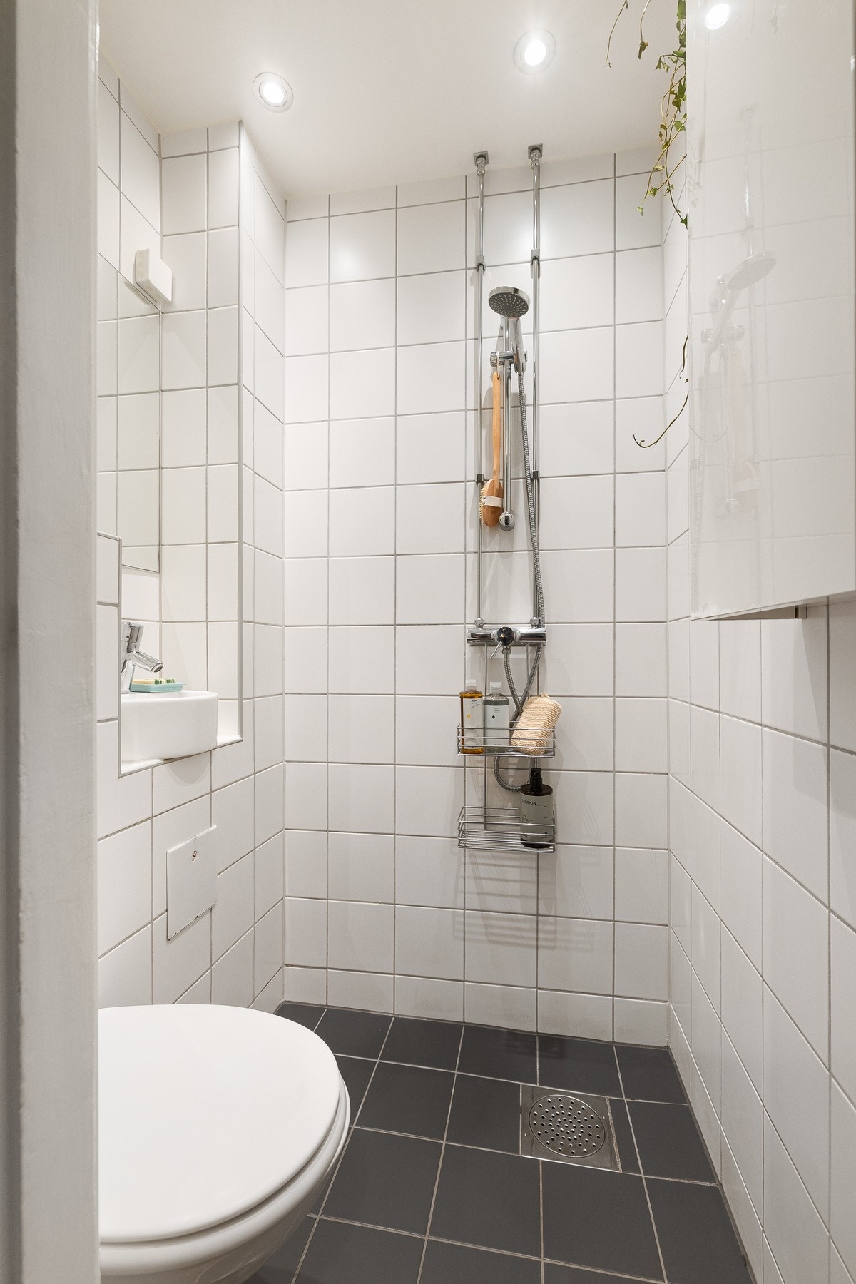 Badet er lyst og funksjonelt med flislagte overflater og varmekabler i gulvet. Galleribilde